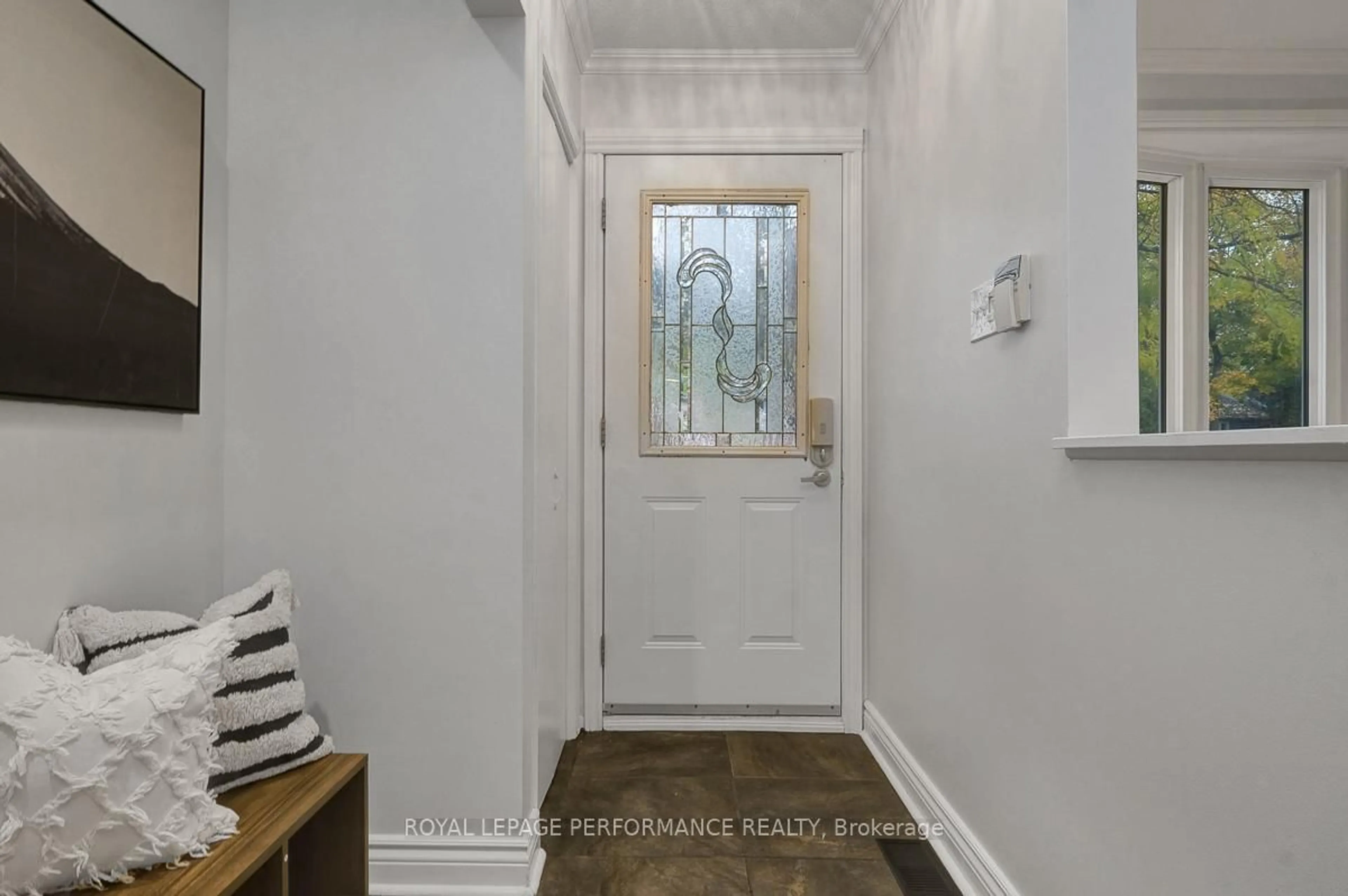 Indoor entryway for 741 Eastvale Dr, Ottawa Ontario K1J 6Z8