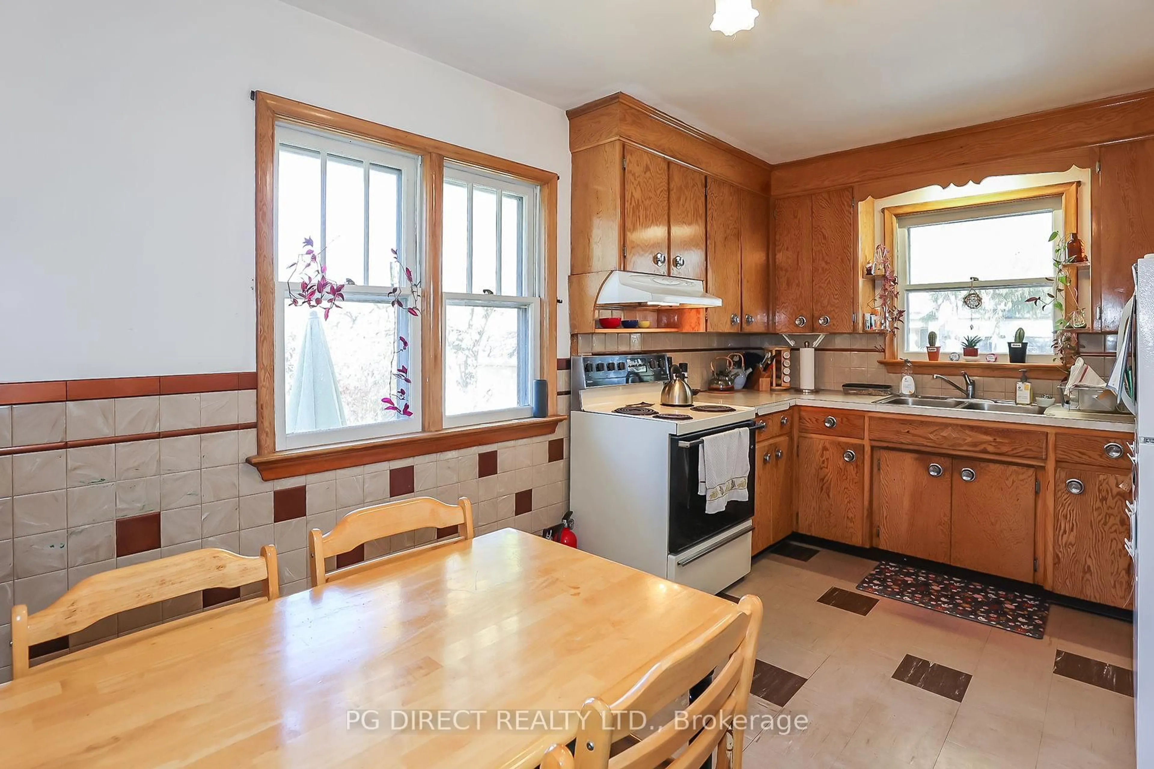 Standard kitchen, unknown for 557 Mississagua St, Niagara-on-the-Lake Ontario L0S 1J0