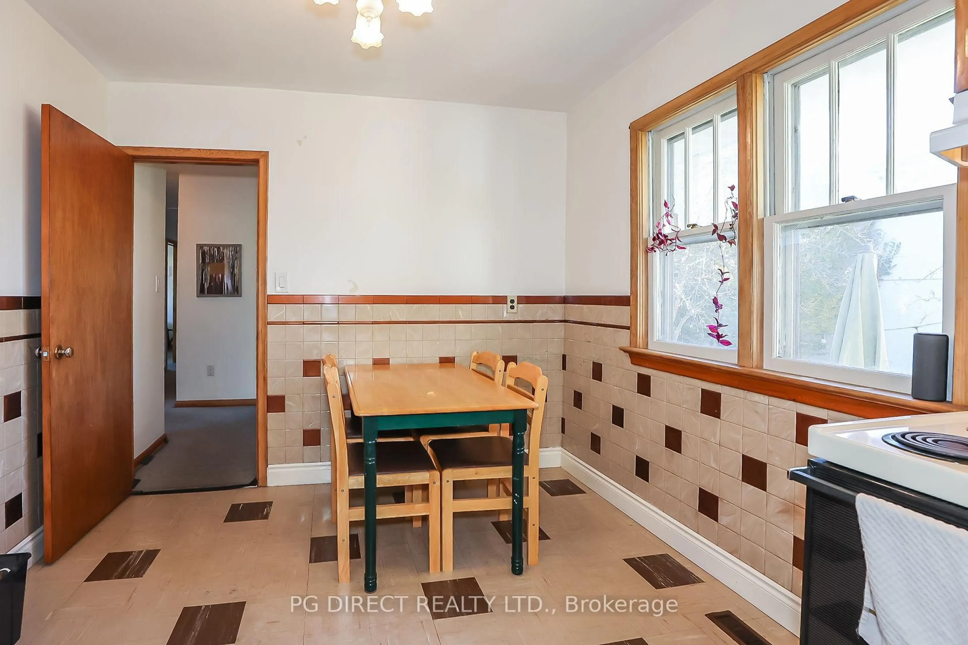 Dining room, unknown for 557 Mississagua St, Niagara-on-the-Lake Ontario L0S 1J0