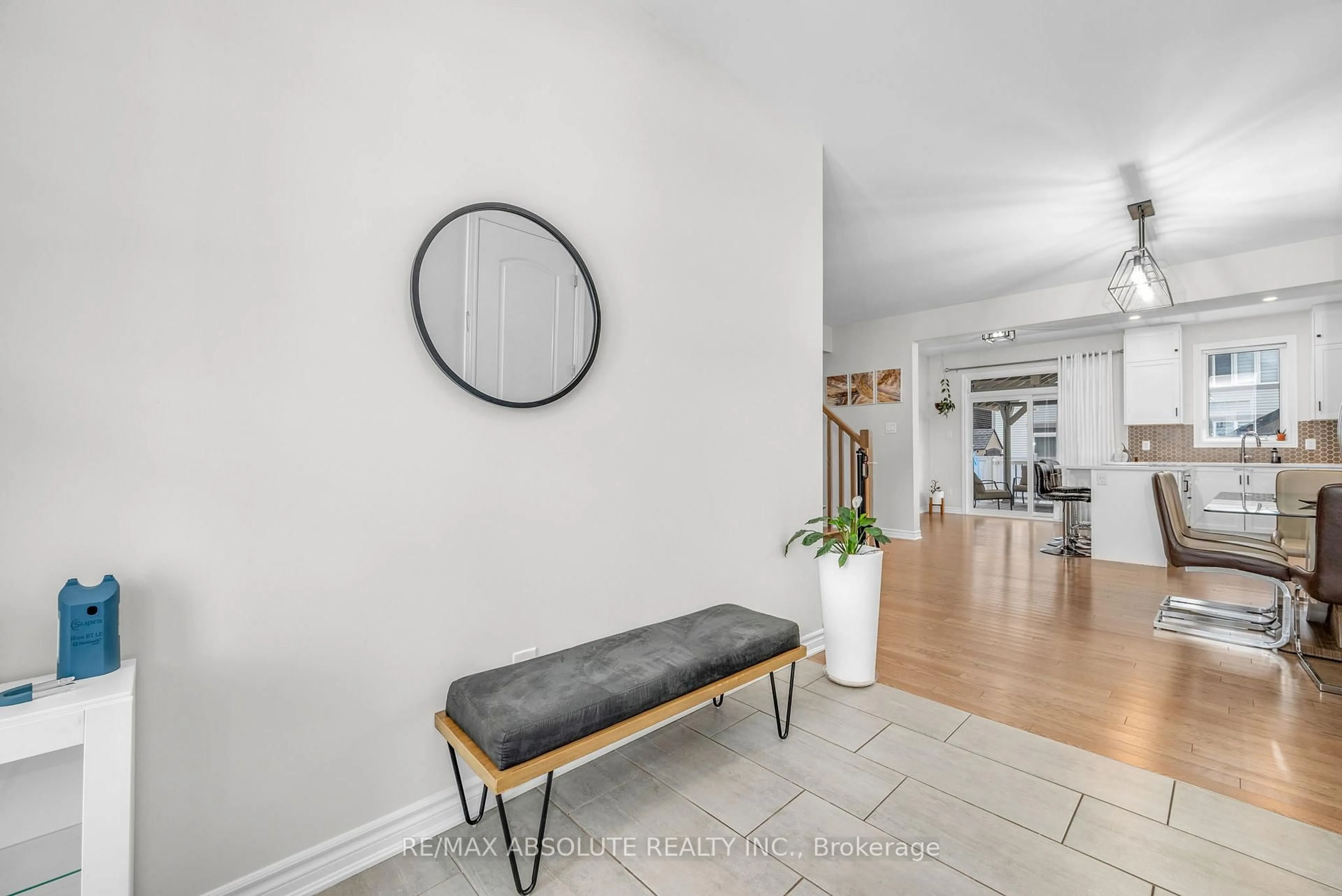 Indoor entryway for 730 Perseus Ave, Ottawa Ontario K2J 6V8