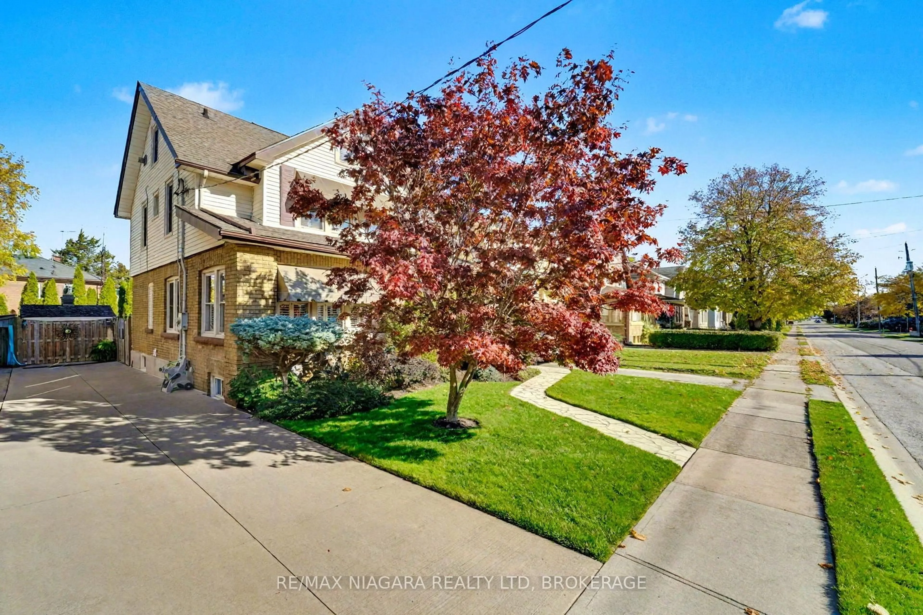 A pic from outside/outdoor area/front of a property/back of a property/a pic from drone, street for 5079 Armoury St, Niagara Falls Ontario L2E 1T3