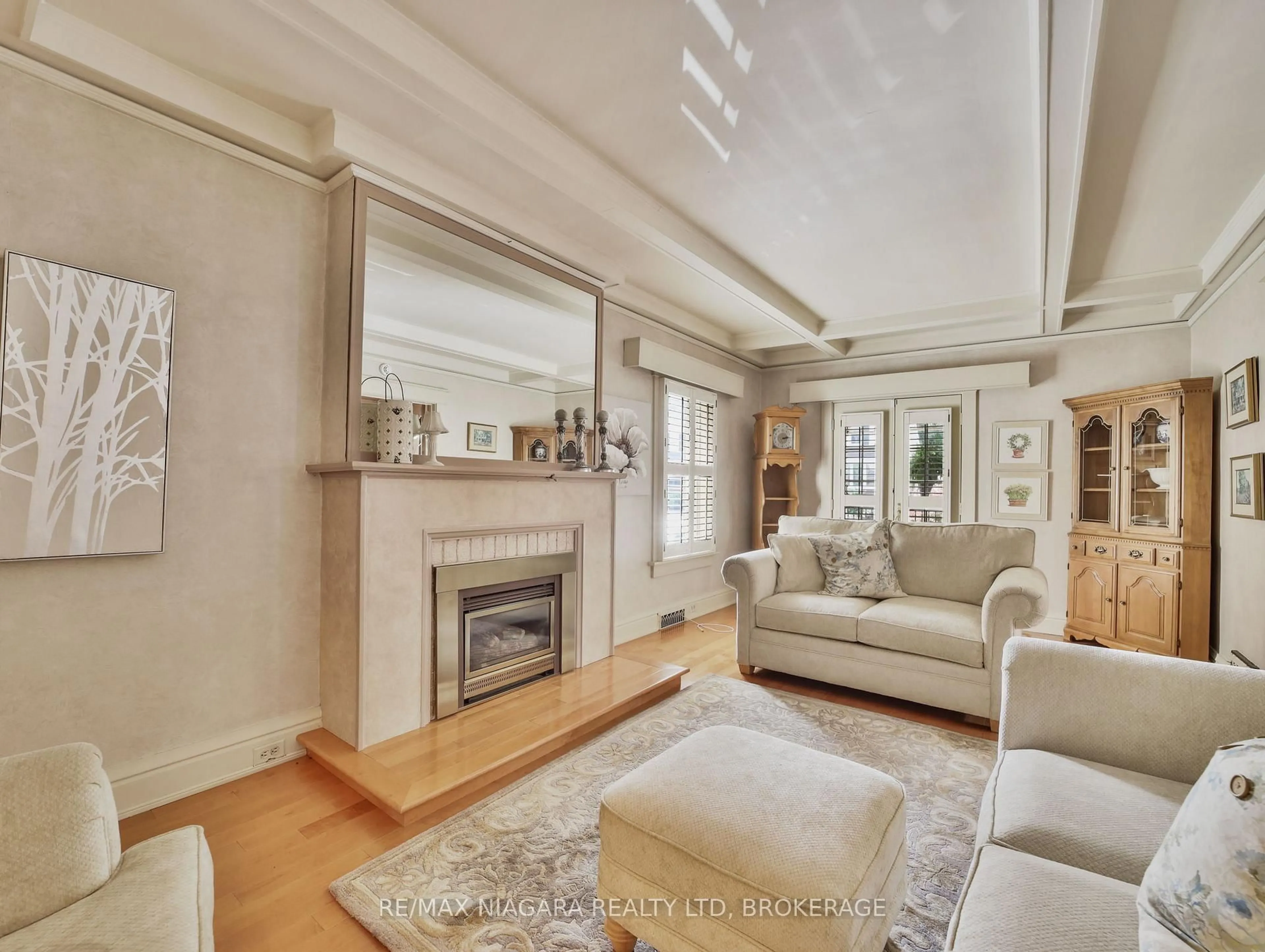 Living room with furniture, unknown for 5079 Armoury St, Niagara Falls Ontario L2E 1T3