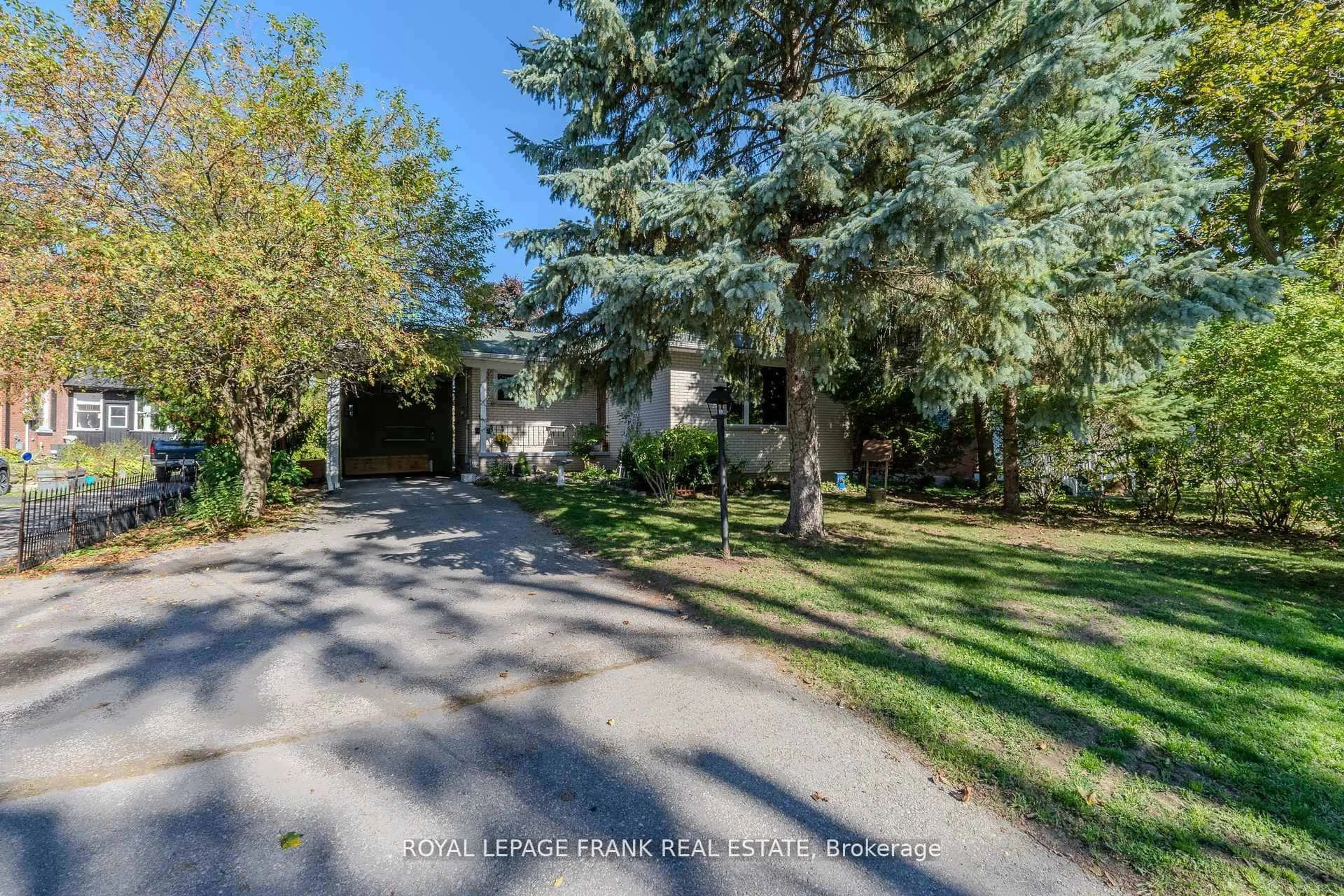 A pic from outside/outdoor area/front of a property/back of a property/a pic from drone, street for 32 Melbourne St, Kawartha Lakes Ontario K9V 1X7