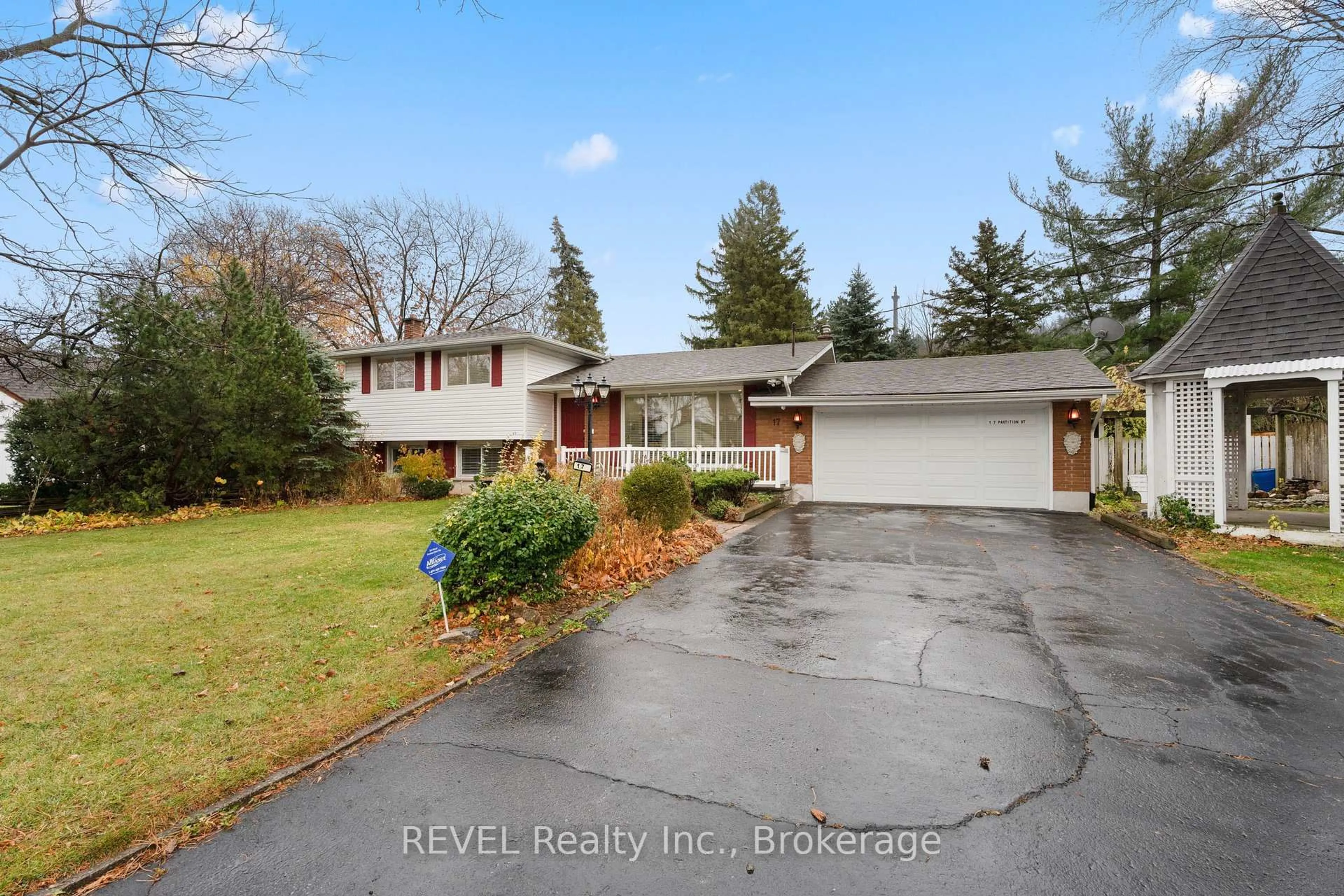 A pic from outside/outdoor area/front of a property/back of a property/a pic from drone, street for 17 Partition St, Niagara-on-the-Lake Ontario L0S 1L0