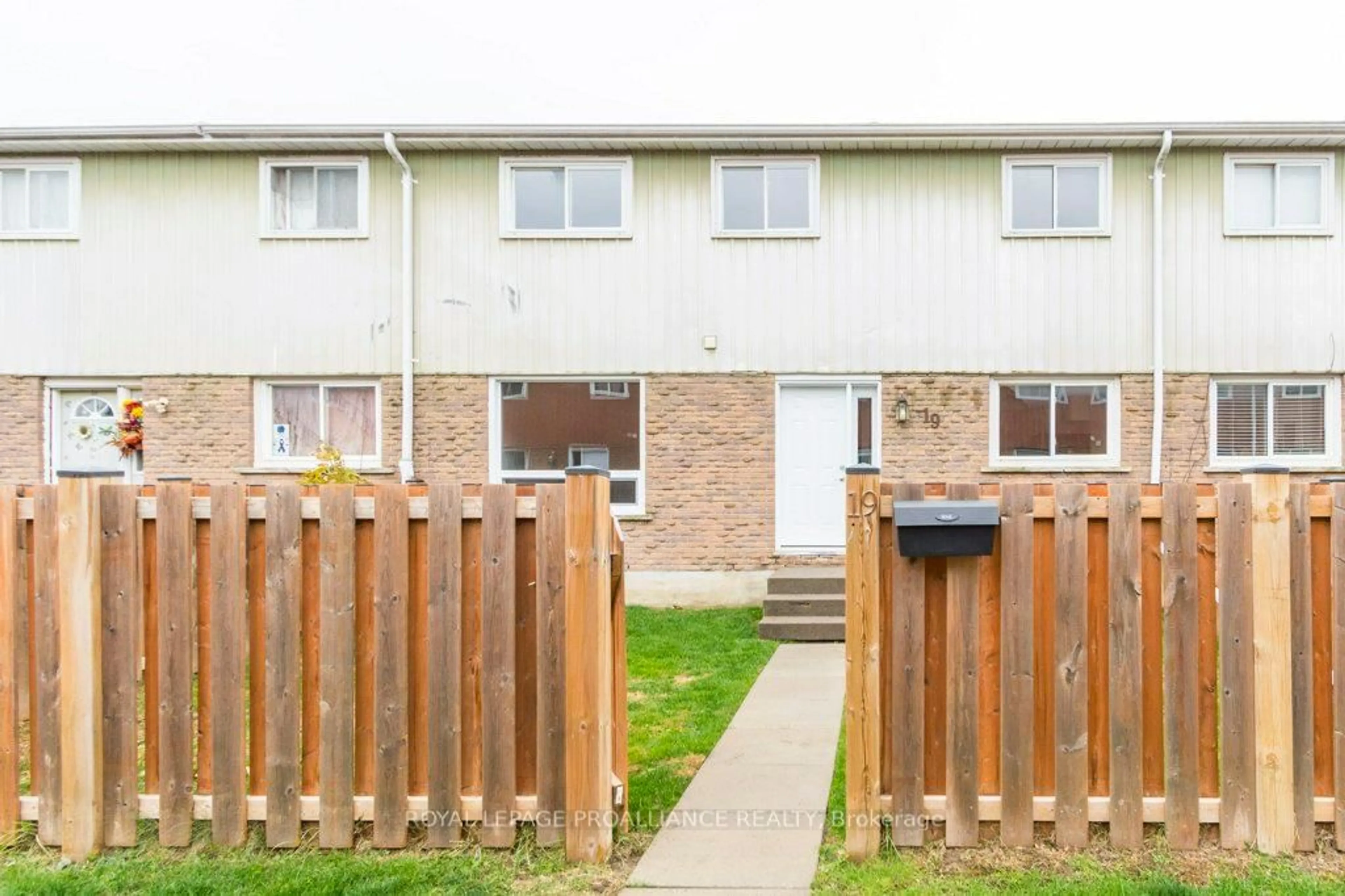 Patio, street for 15 Tracey Park Dr #19, Belleville Ontario K8P 4R4