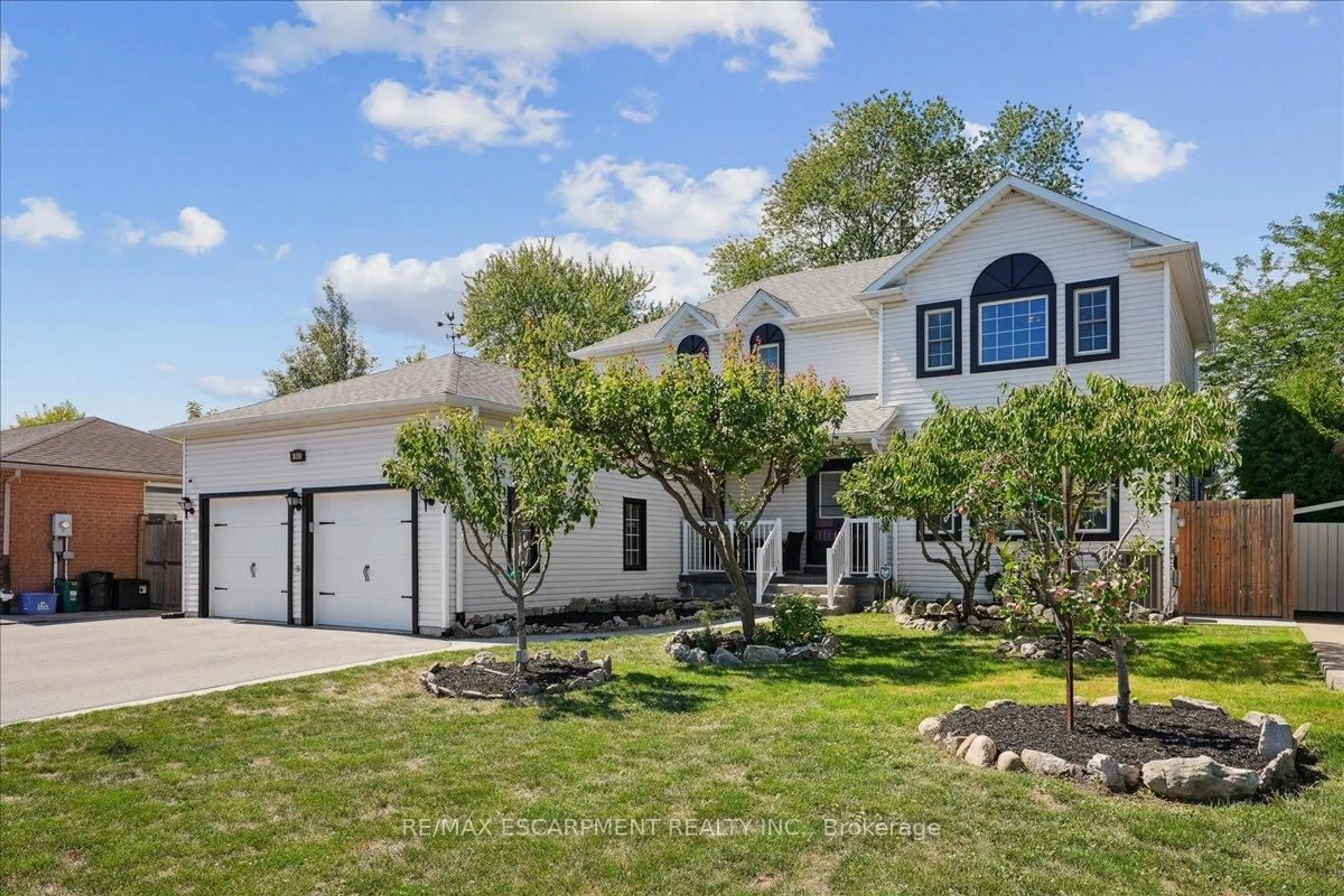 Home with vinyl exterior material, unknown for 4965 Alexandra Ave, Lincoln Ontario L3J 0C9