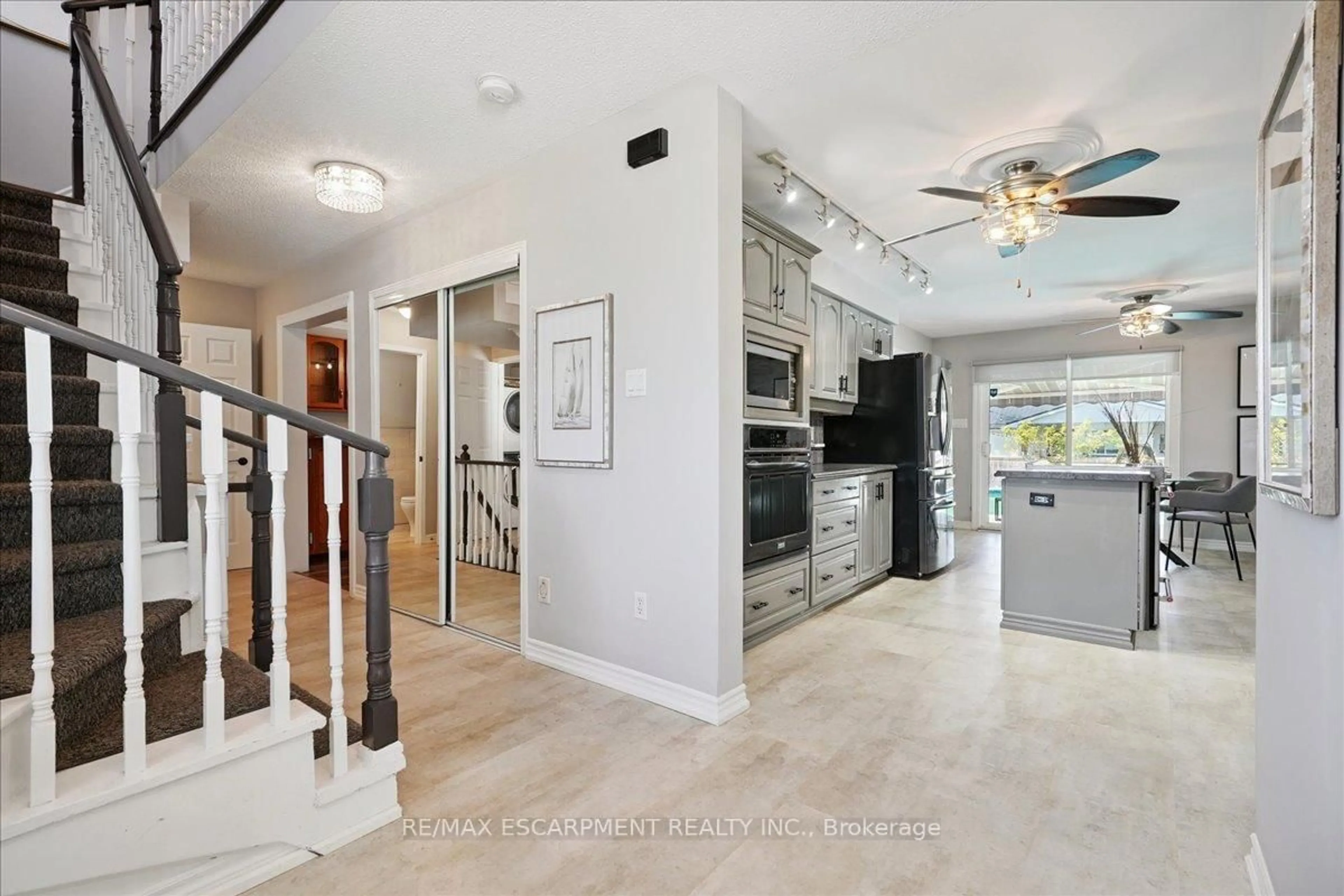 Open concept kitchen, ceramic/tile floor for 4965 Alexandra Ave, Lincoln Ontario L3J 0C9