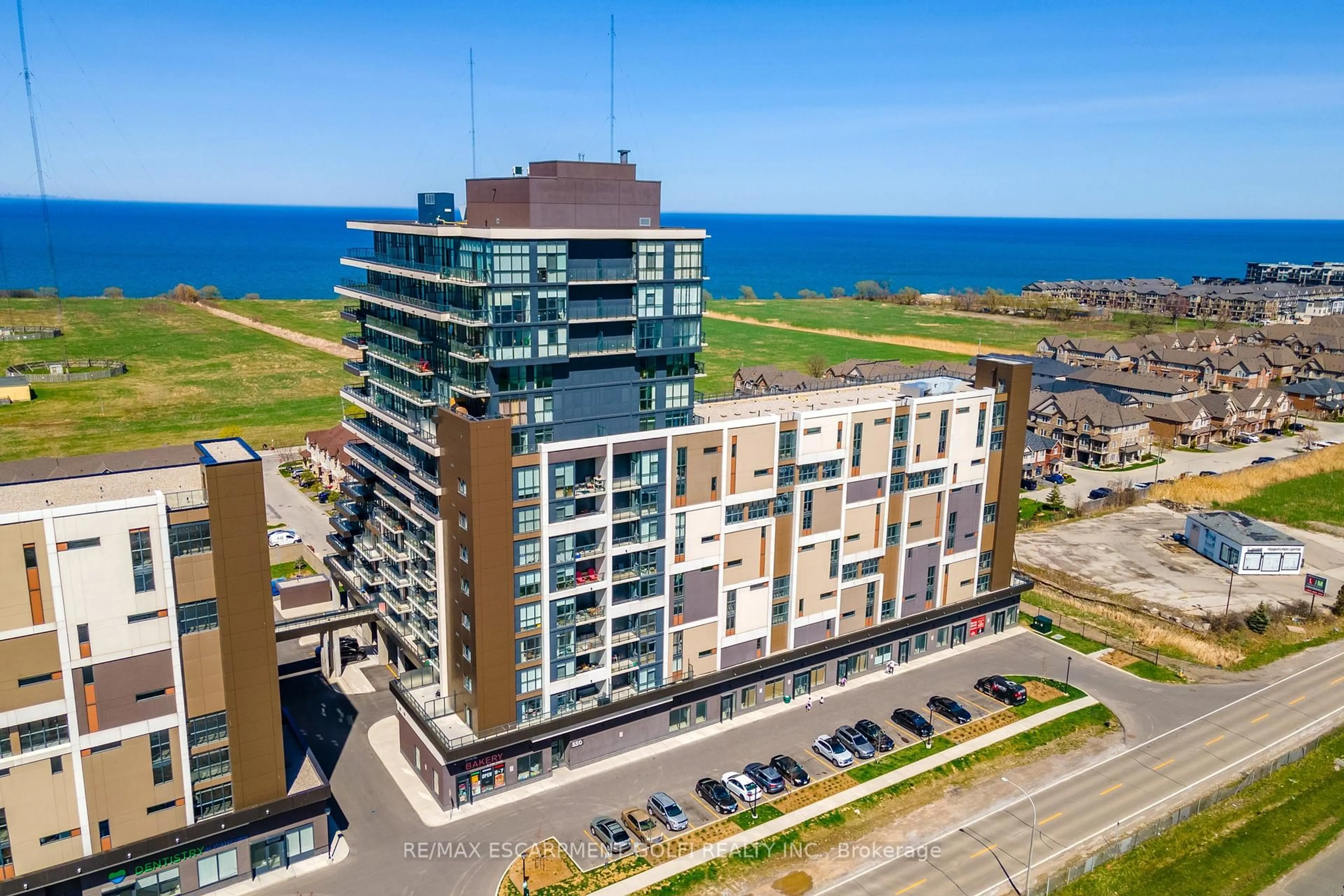 A pic from outside/outdoor area/front of a property/back of a property/a pic from drone, building for 550 North Service Rd #404, Grimsby Ontario L3M 4E8