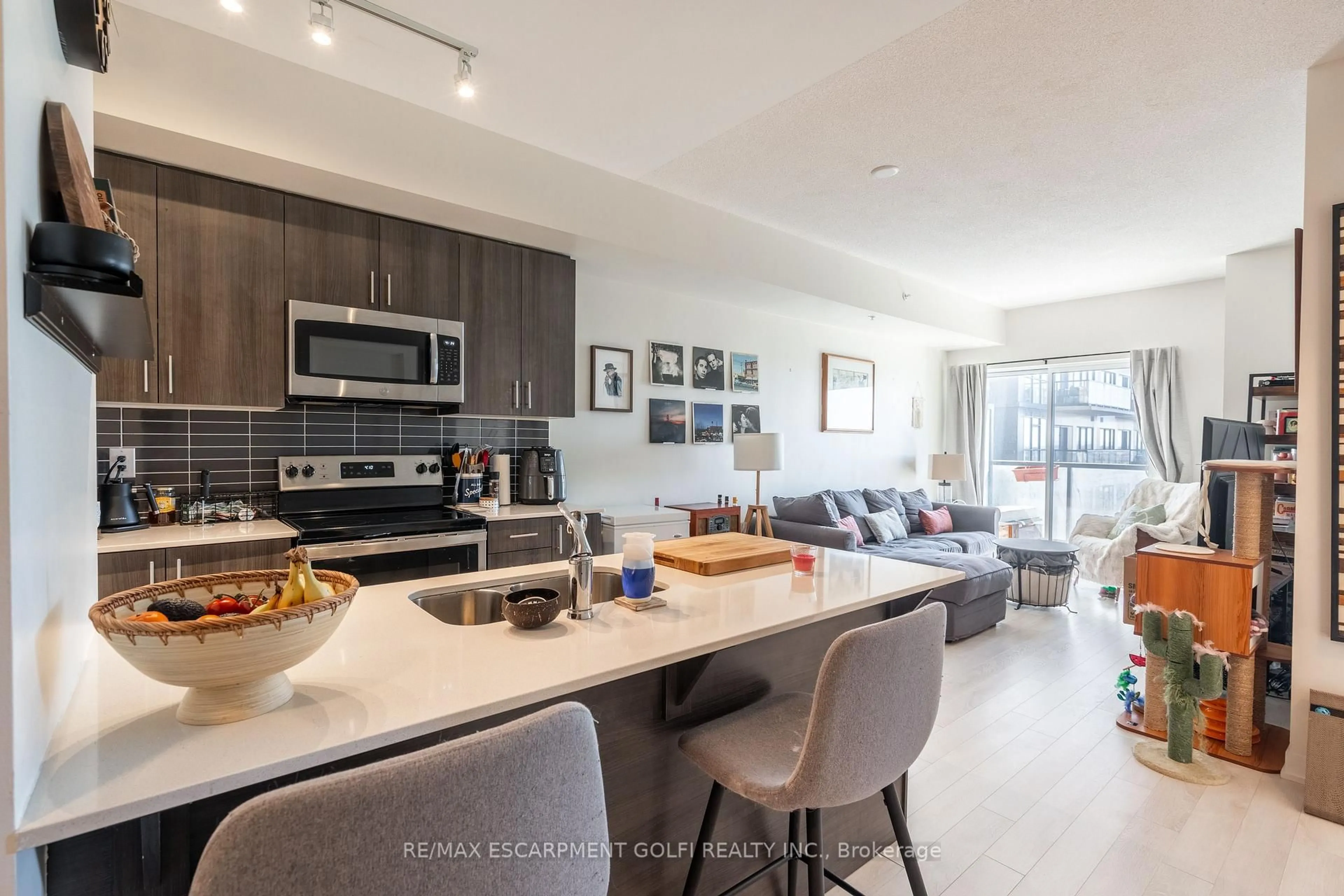 Open concept kitchen, ceramic/tile floor for 550 North Service Rd #404, Grimsby Ontario L3M 4E8