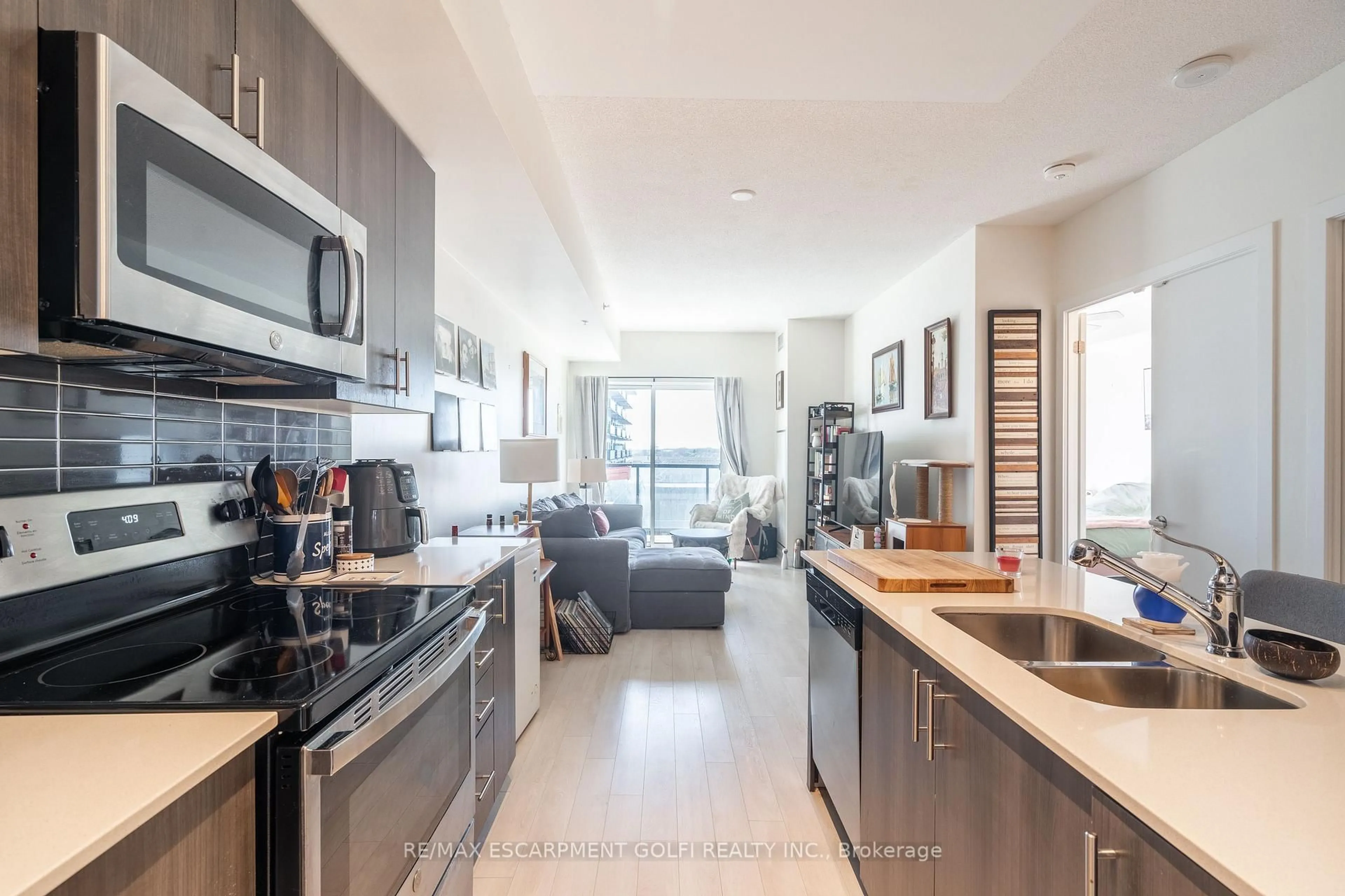 Open concept kitchen, unknown for 550 North Service Rd #404, Grimsby Ontario L3M 4E8