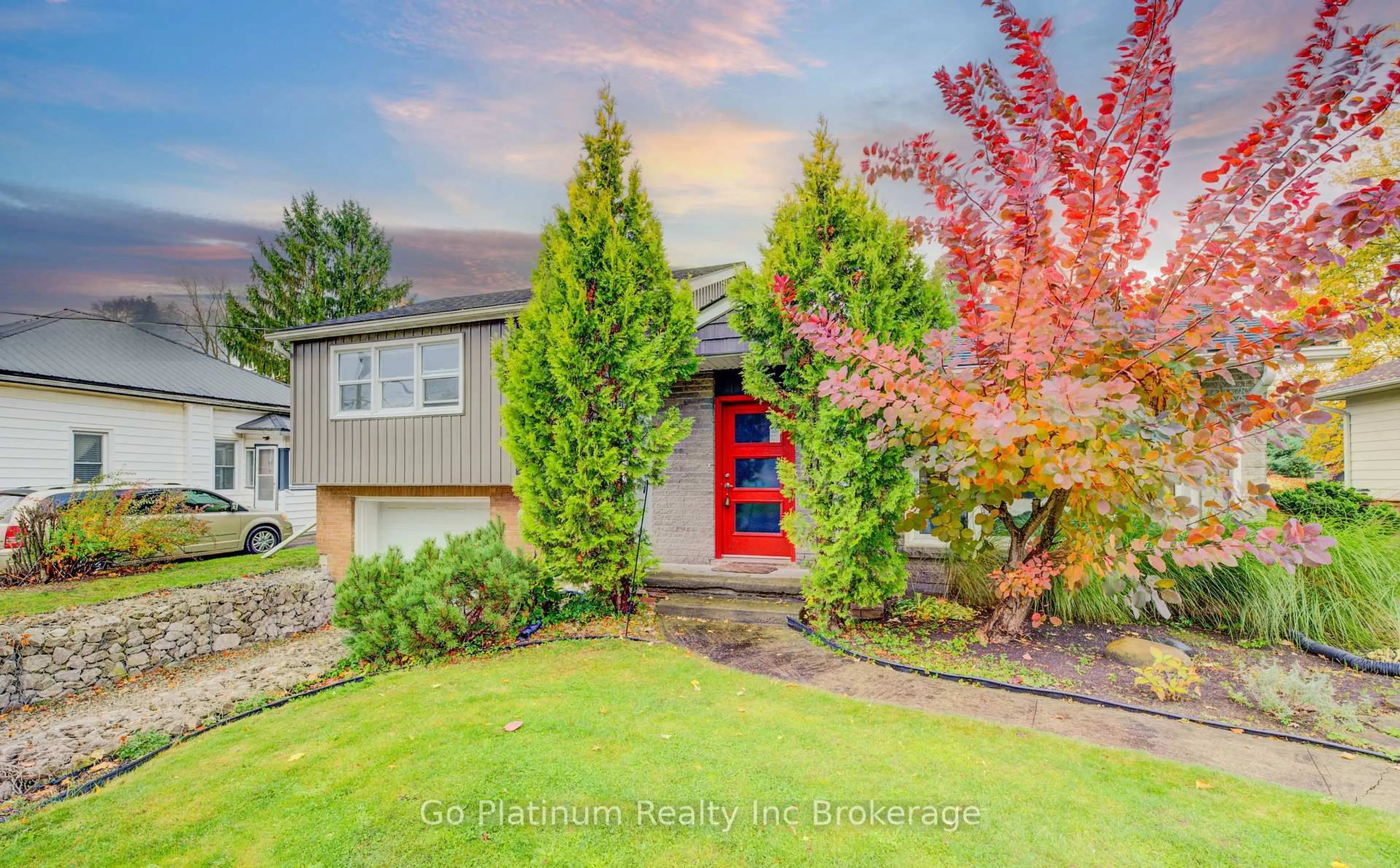 A pic from outside/outdoor area/front of a property/back of a property/a pic from drone, street for 298 Bruce St, Woodstock Ontario N4S 2G4