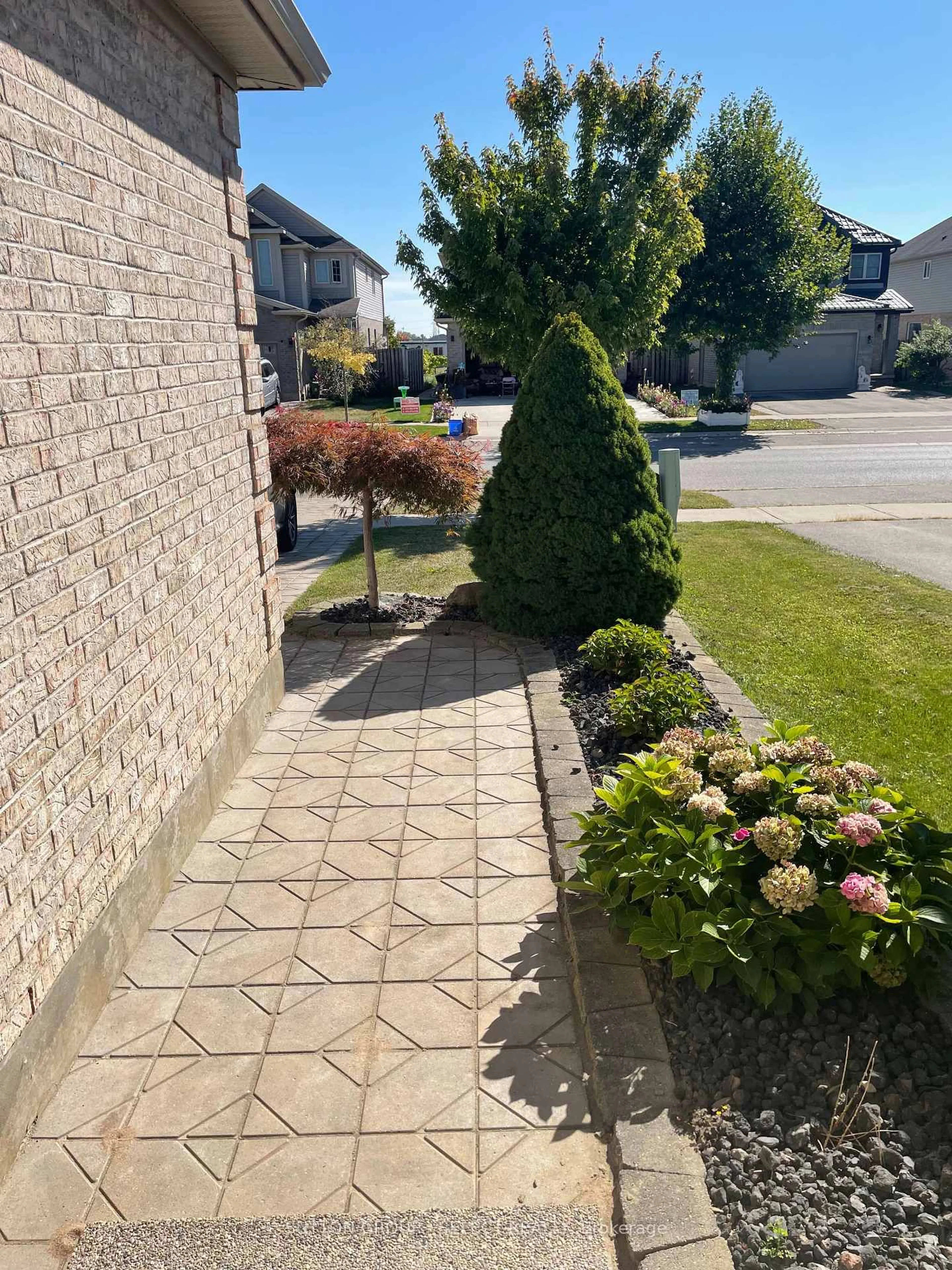 A pic from outside/outdoor area/front of a property/back of a property/a pic from drone, street for 3220 Meadowgate Blvd, London South Ontario N6M 0B7