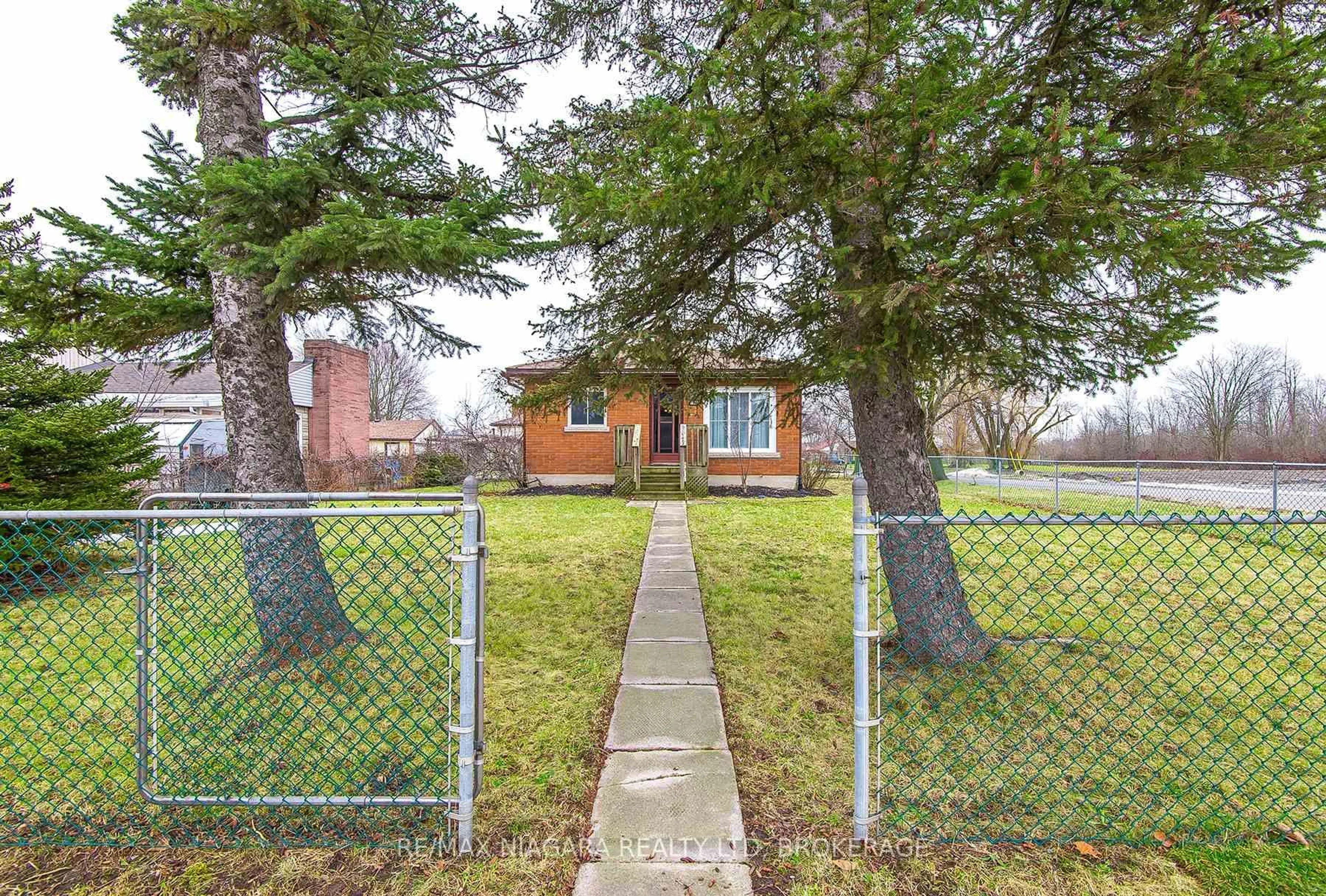 Unknown for 574 Broadway St, Welland Ontario L3C 5M5