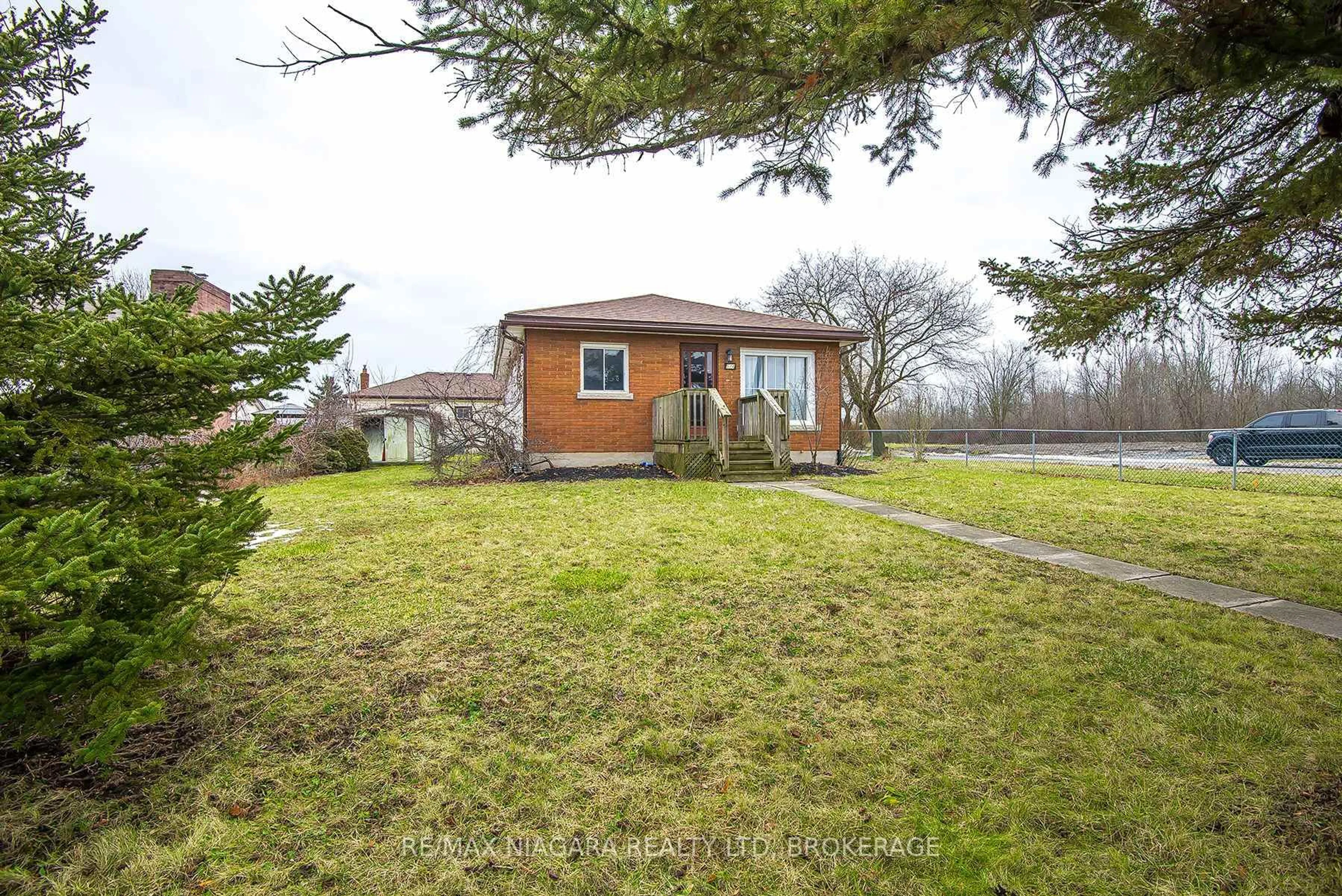 A pic from outside/outdoor area/front of a property/back of a property/a pic from drone, street for 574 Broadway St, Welland Ontario L3C 5M5