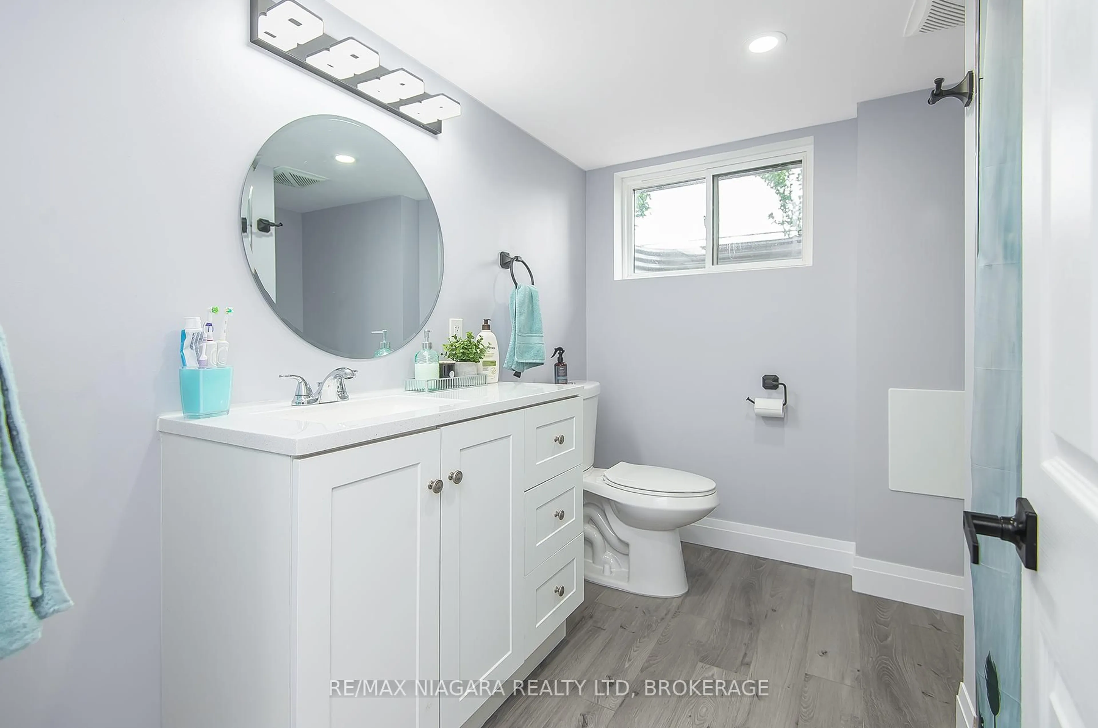 Contemporary bathroom, ceramic/tile floor for 574 Broadway St, Welland Ontario L3C 5M5