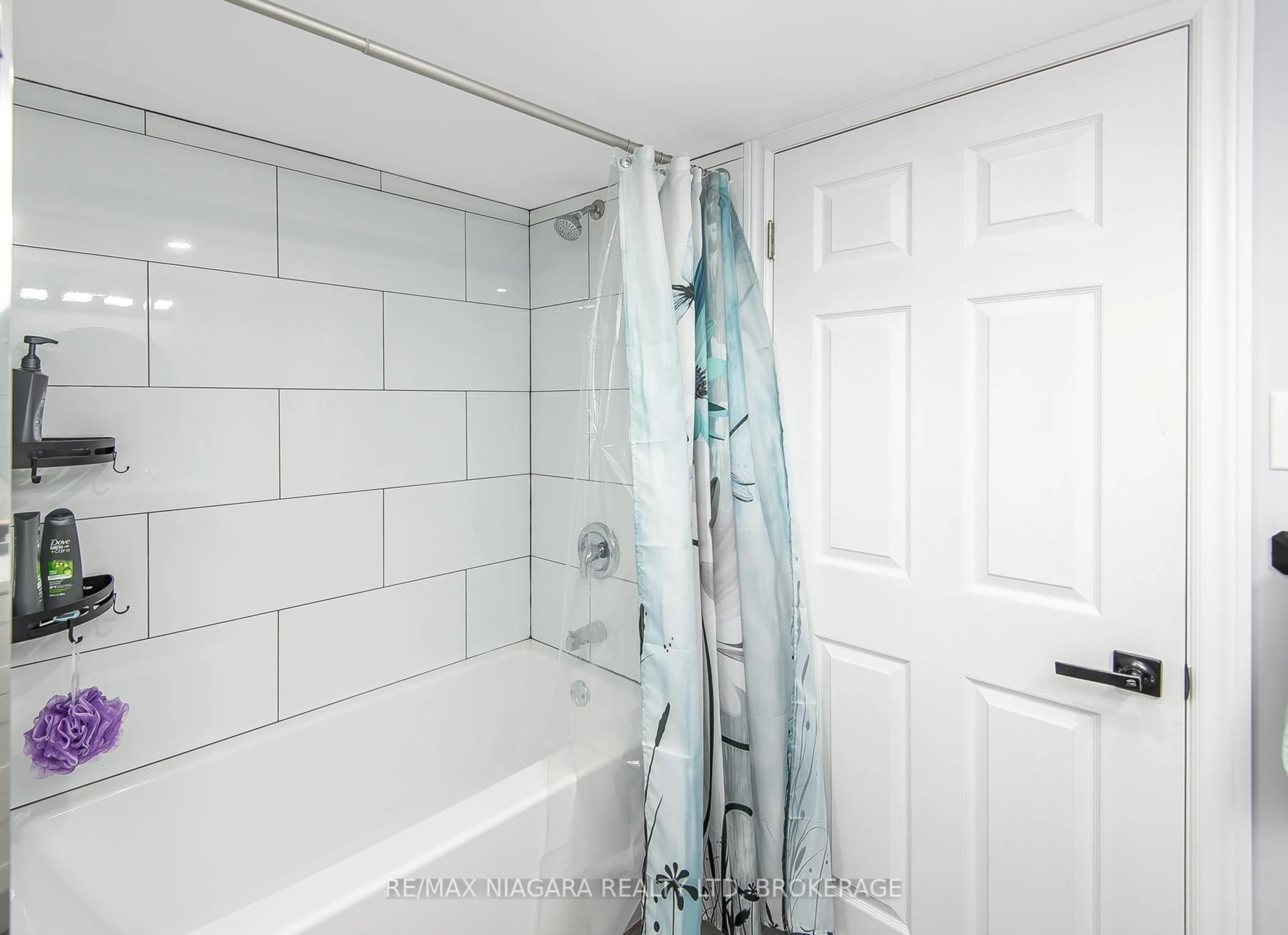 Standard bathroom, ceramic/tile floor for 574 Broadway St, Welland Ontario L3C 5M5