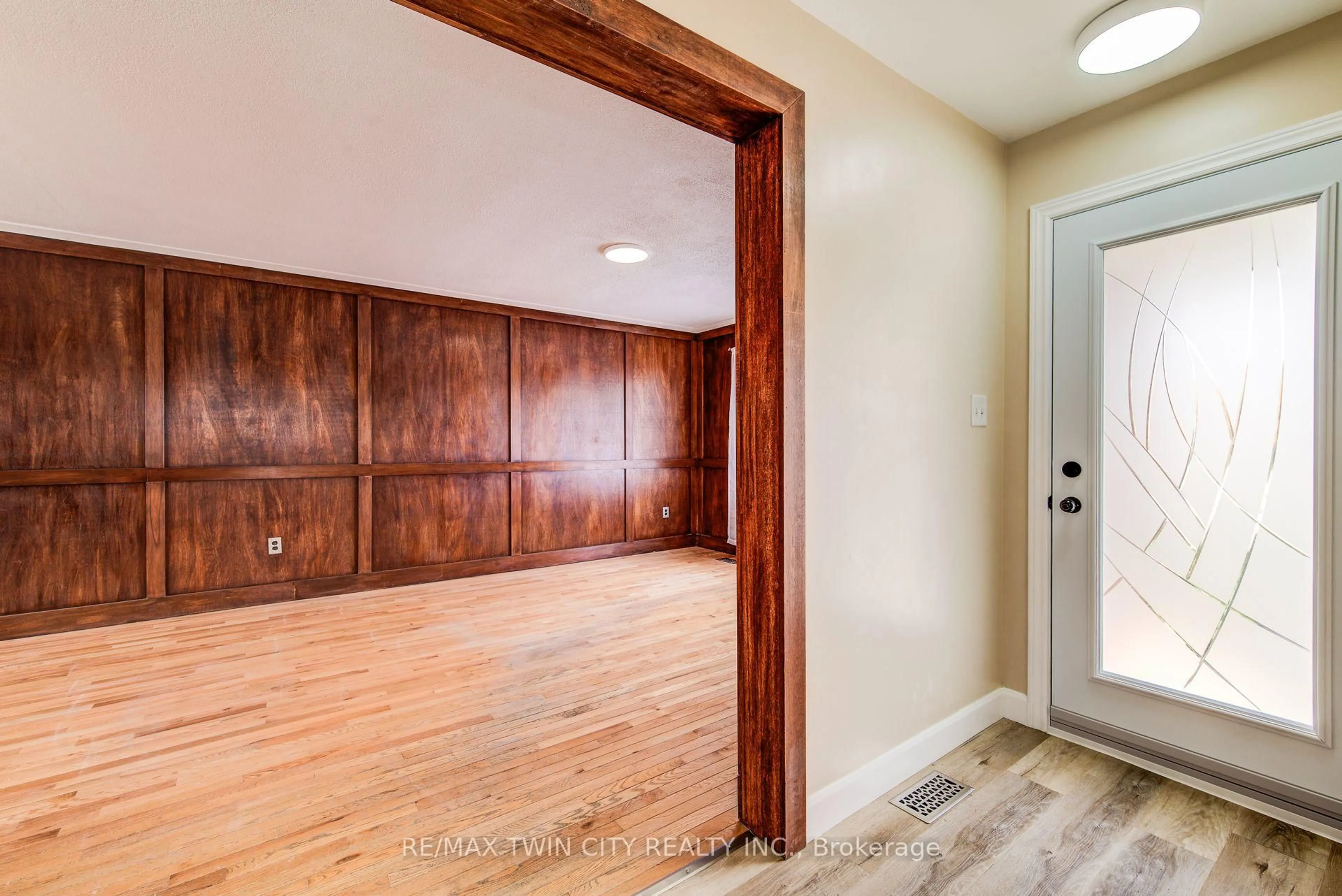 Indoor entryway for 1830 Coronation Blvd, Cambridge Ontario N3H 3R9