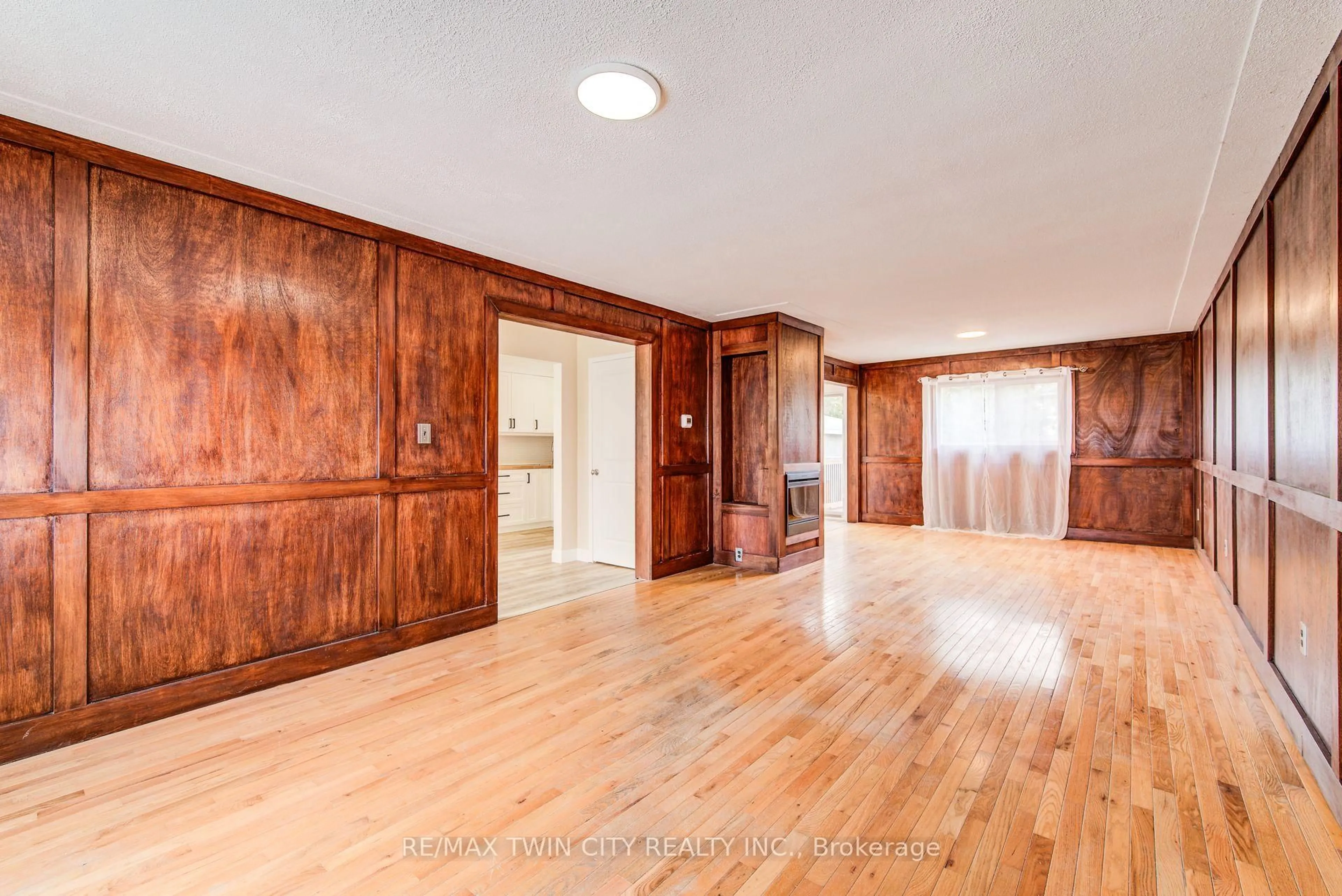 Indoor foyer for 1830 Coronation Blvd, Cambridge Ontario N3H 3R9