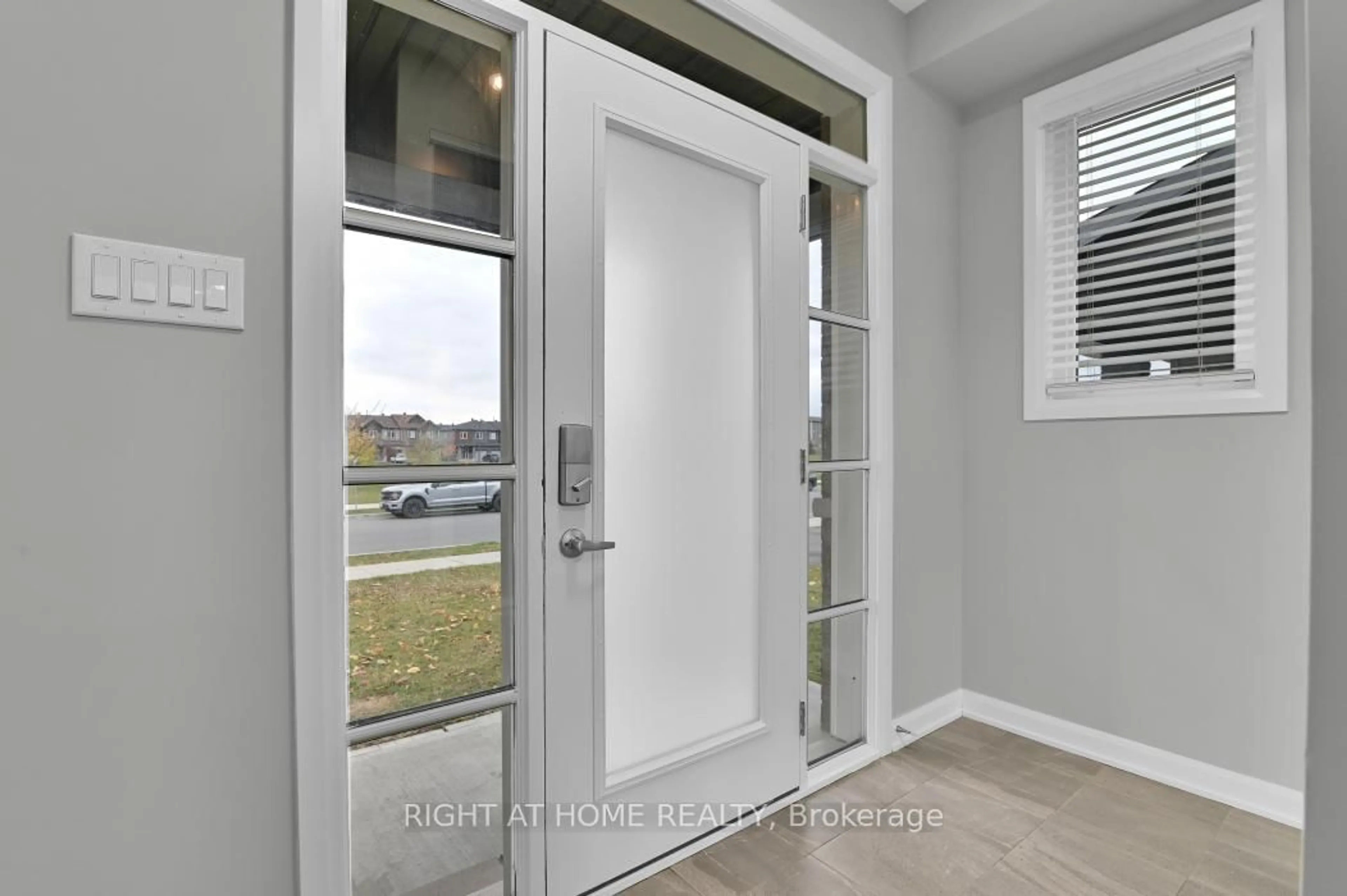 Indoor entryway for 561 Decoeur Dr, Ottawa Ontario K4A 5G7