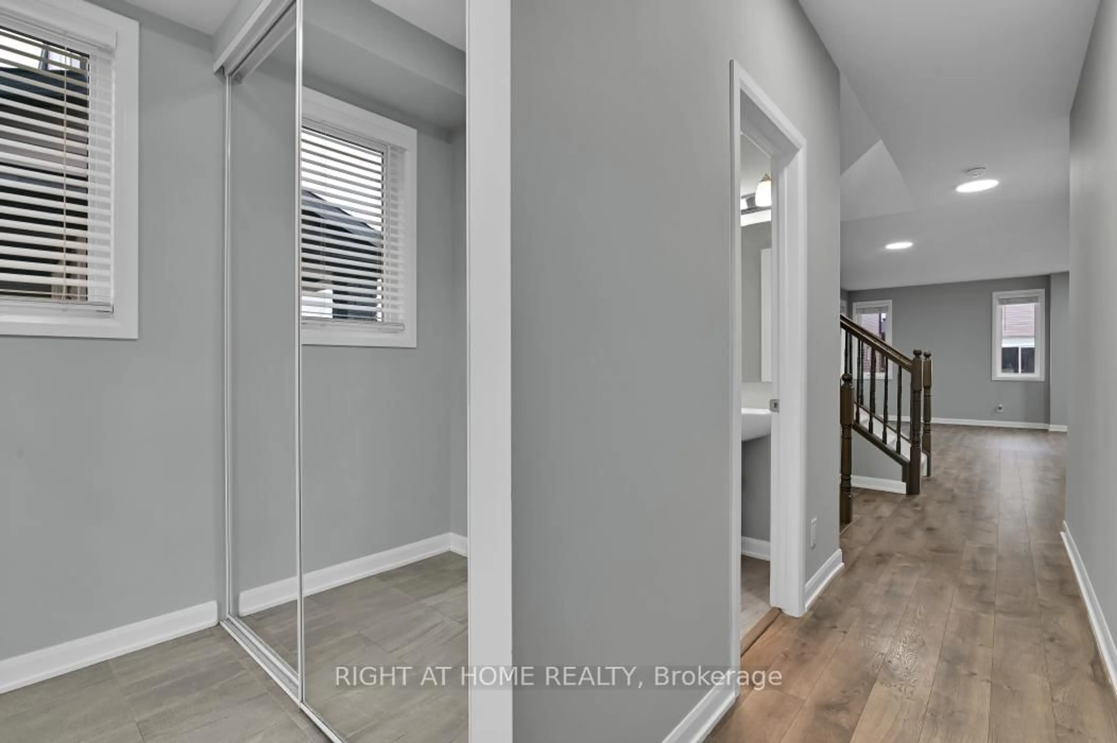 Indoor entryway for 561 Decoeur Dr, Ottawa Ontario K4A 5G7