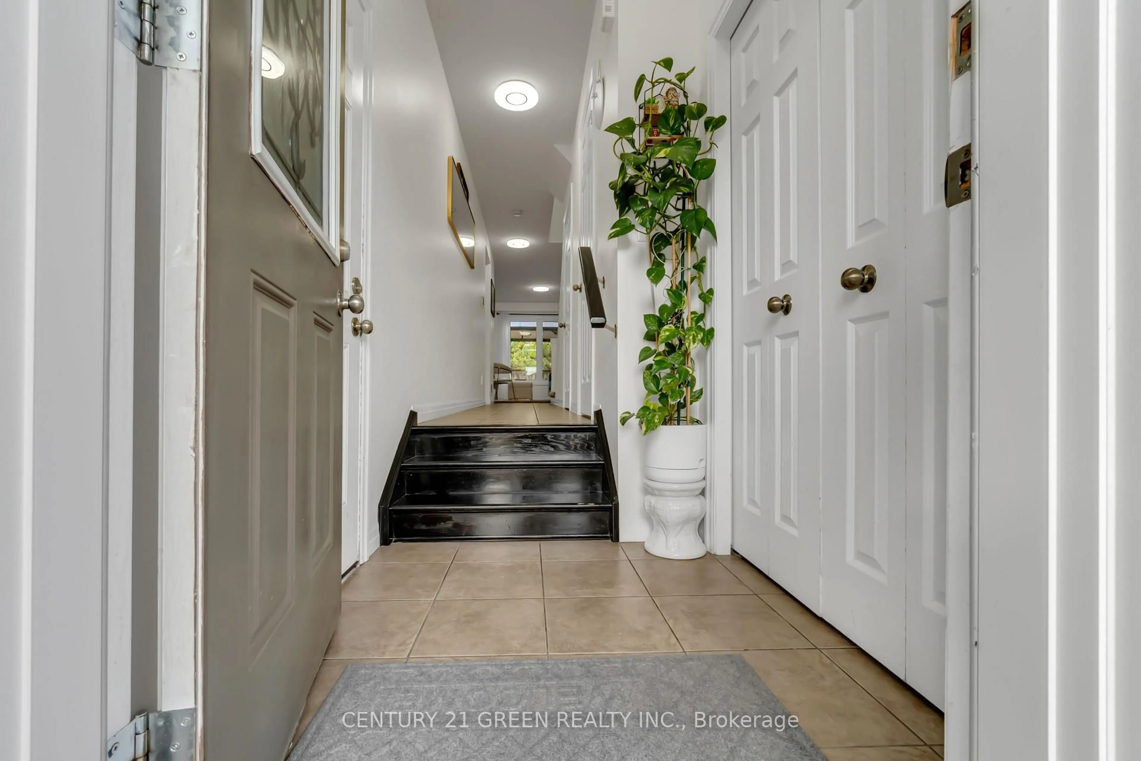 Indoor entryway for 54 Rockcliffe Dr, Kitchener Ontario N2R 1W5