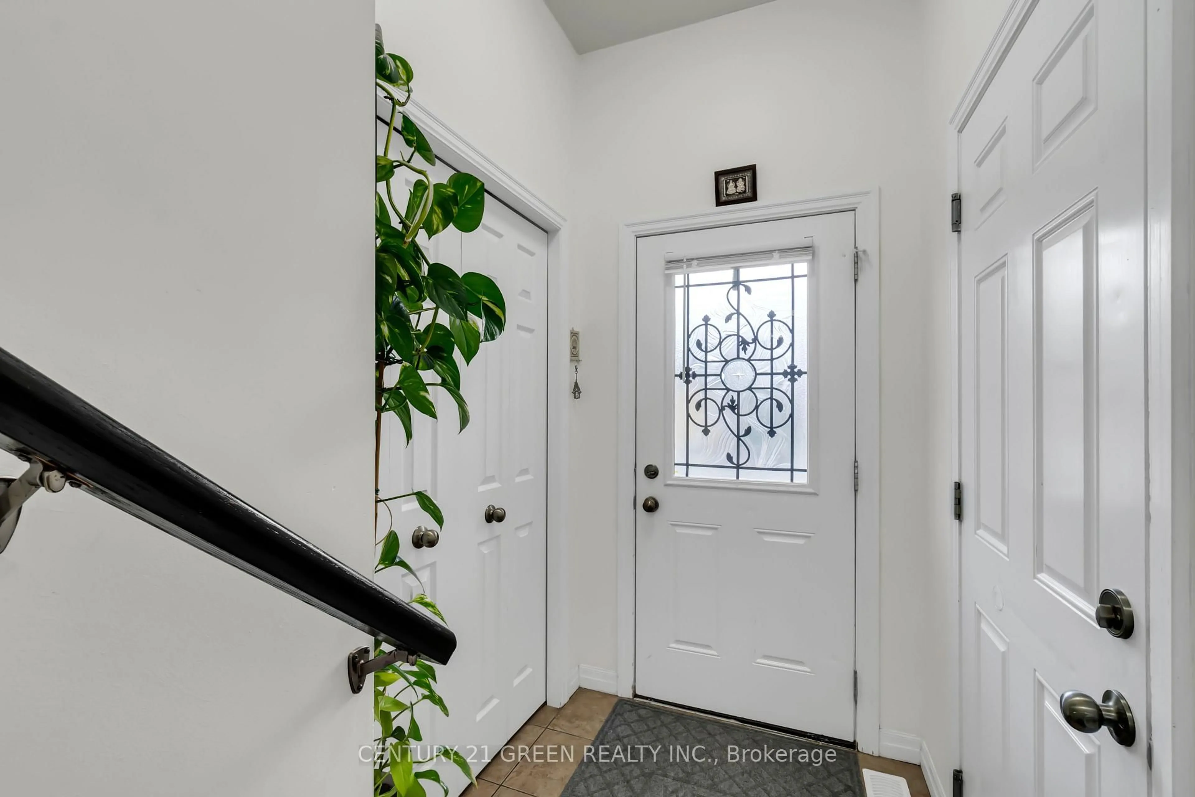 Indoor entryway for 54 Rockcliffe Dr, Kitchener Ontario N2R 1W5