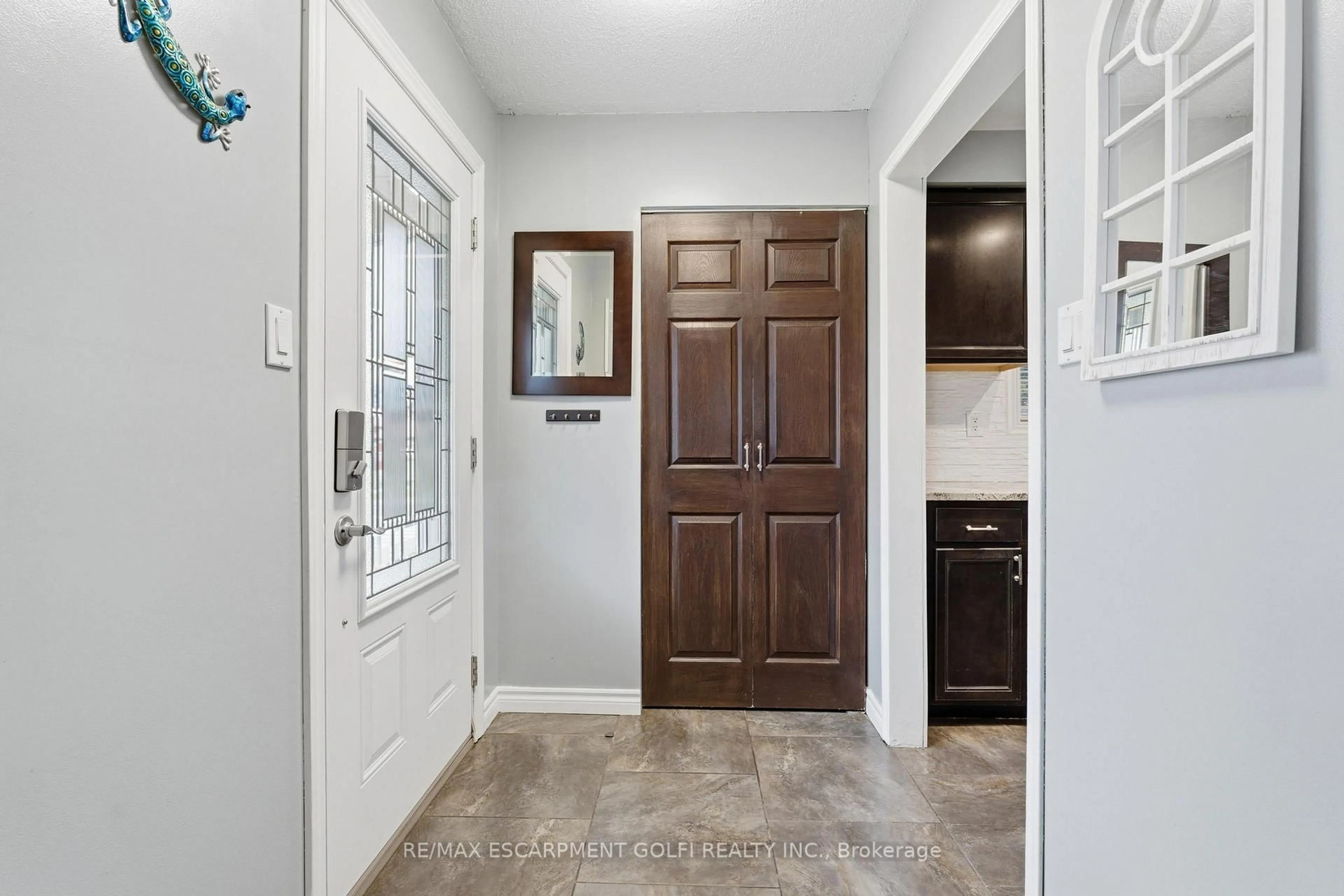 Indoor entryway for 374 EAST 24TH St, Hamilton Ontario L8V 4V1