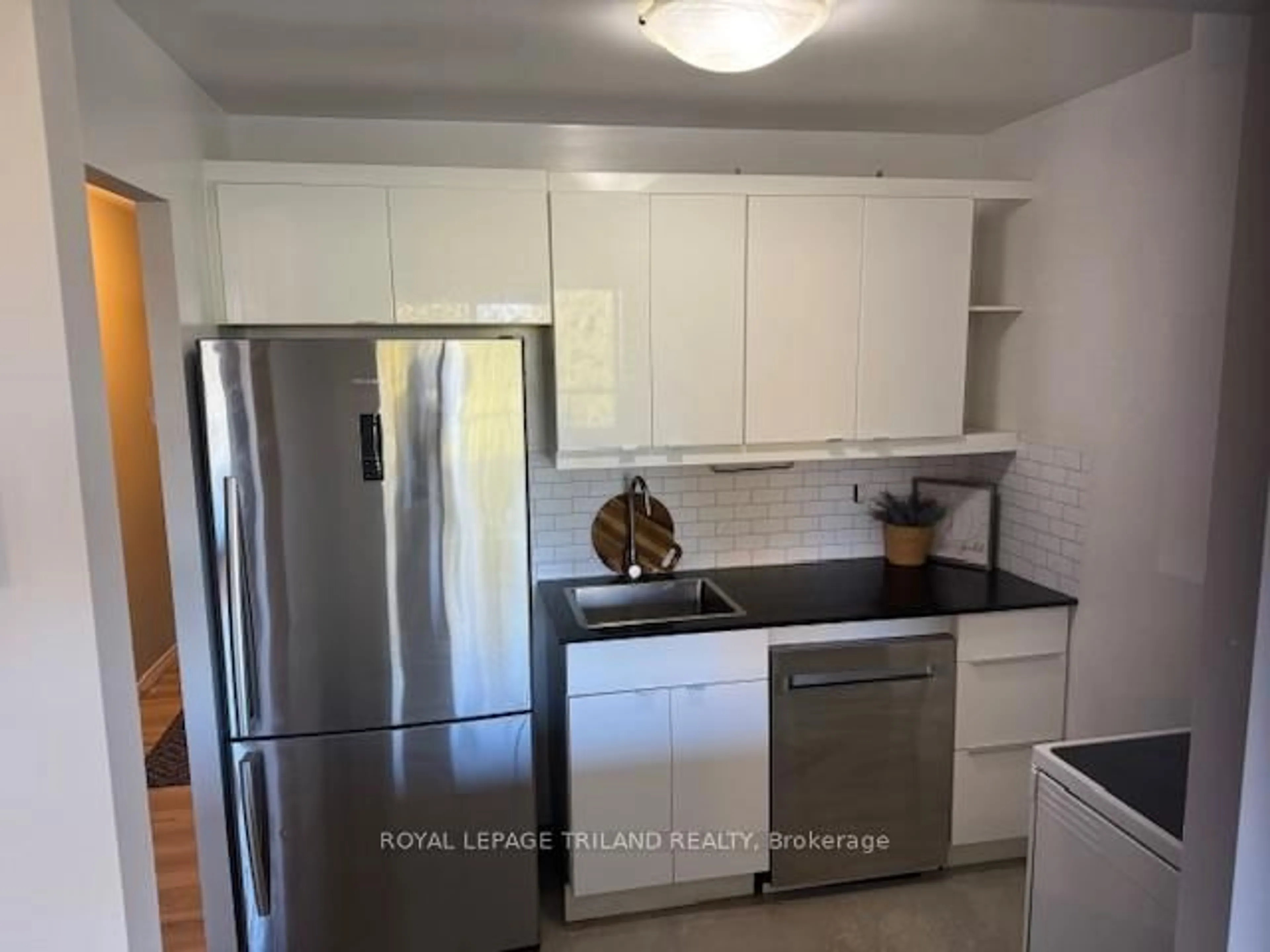 Standard kitchen, unknown for 650 Cheapside St #605, London East Ontario N5Y 5J8