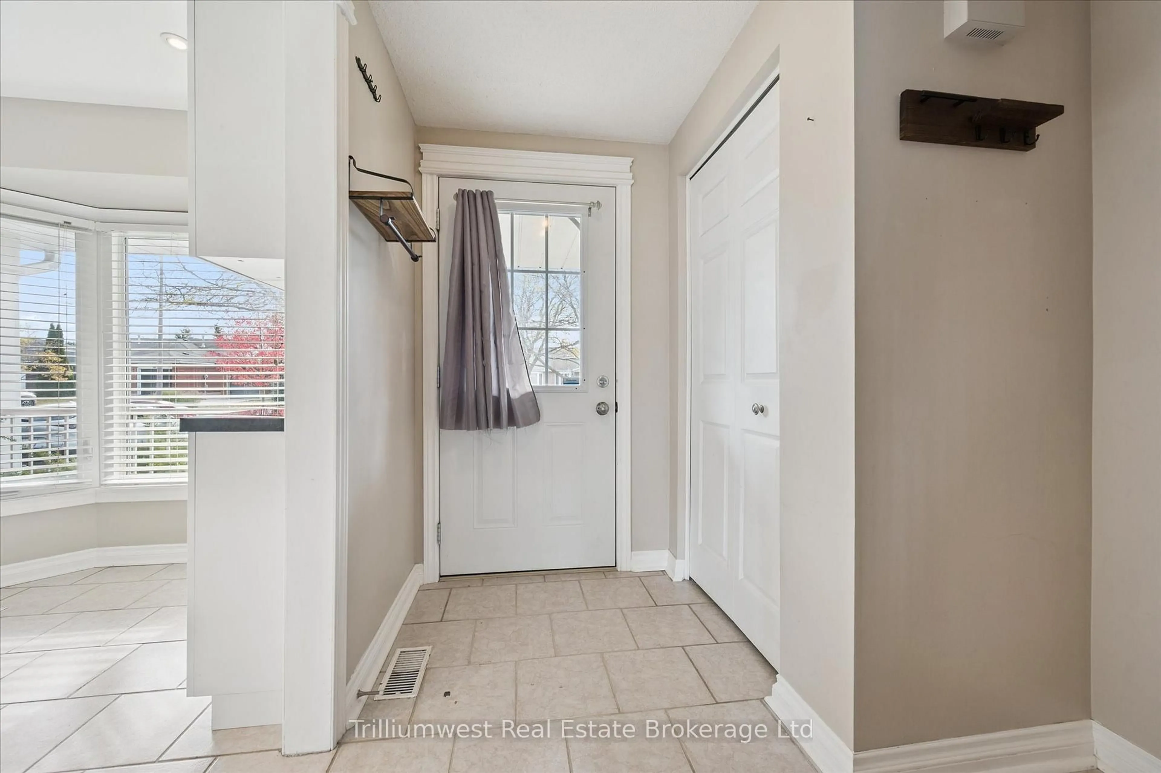 Indoor entryway for 424 Benesfort Crt, Kitchener Ontario N2N 3B7