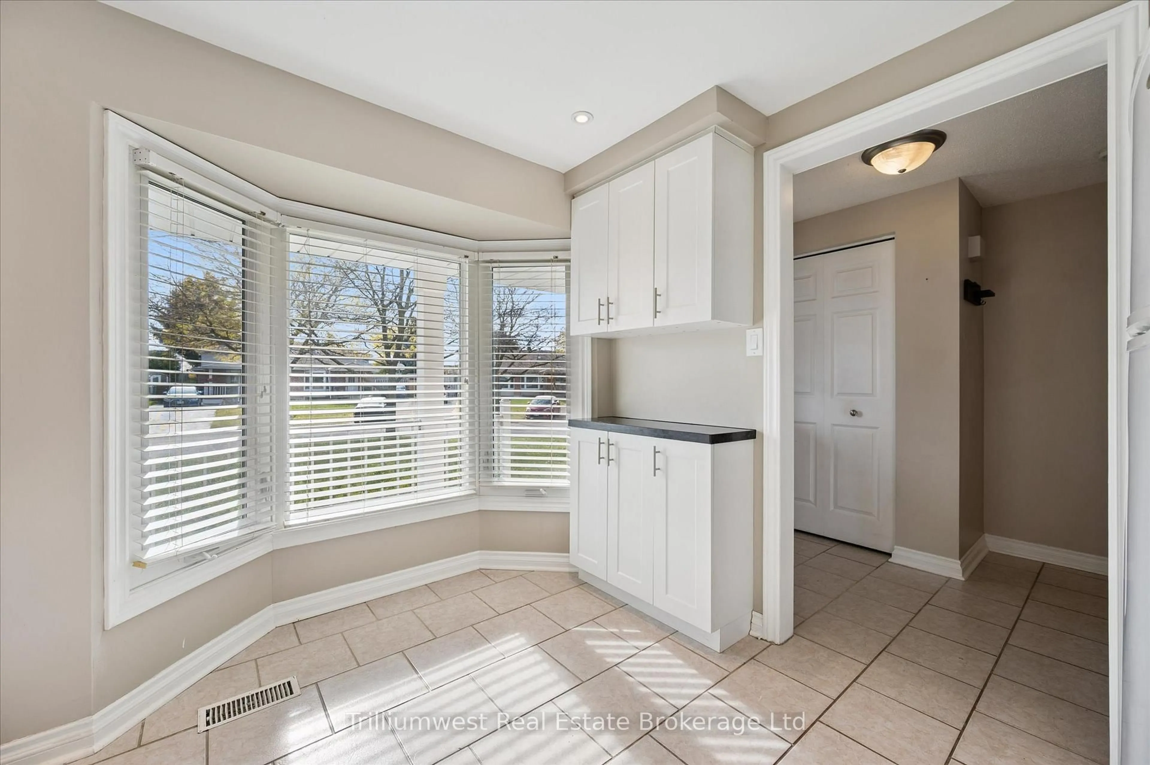 Open concept kitchen, ceramic/tile floor for 424 Benesfort Crt, Kitchener Ontario N2N 3B7