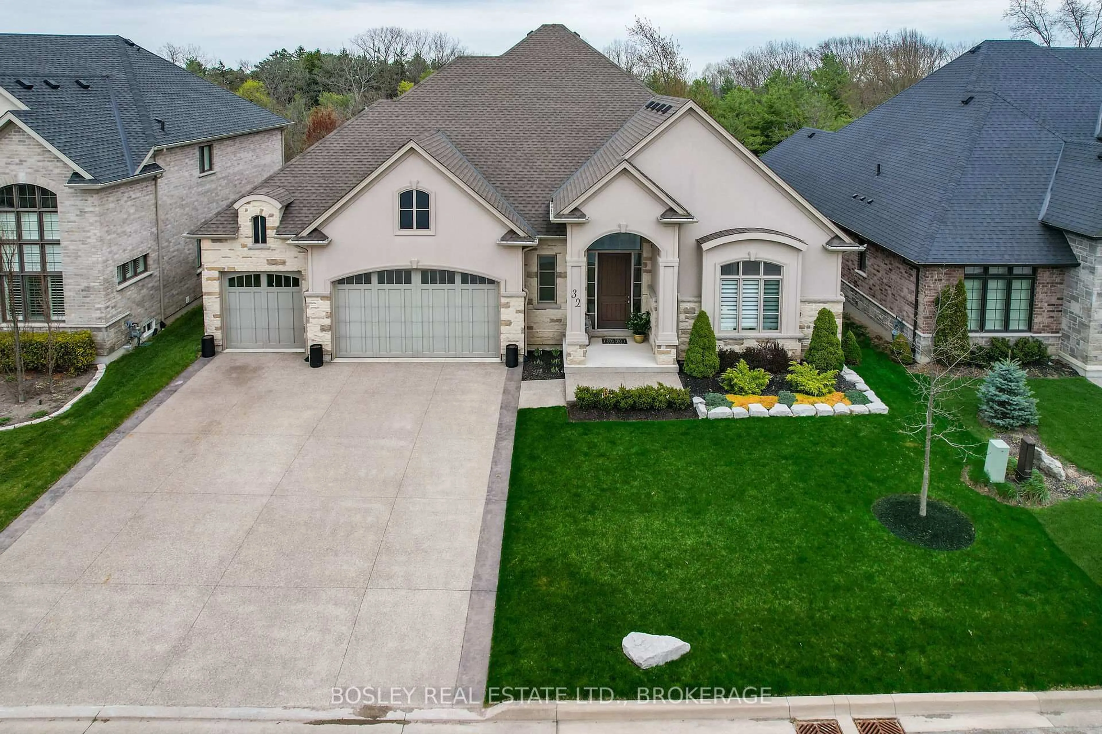 A pic from outside/outdoor area/front of a property/back of a property/a pic from drone, street for 32 Philmori Blvd, Pelham Ontario L0S 1E5