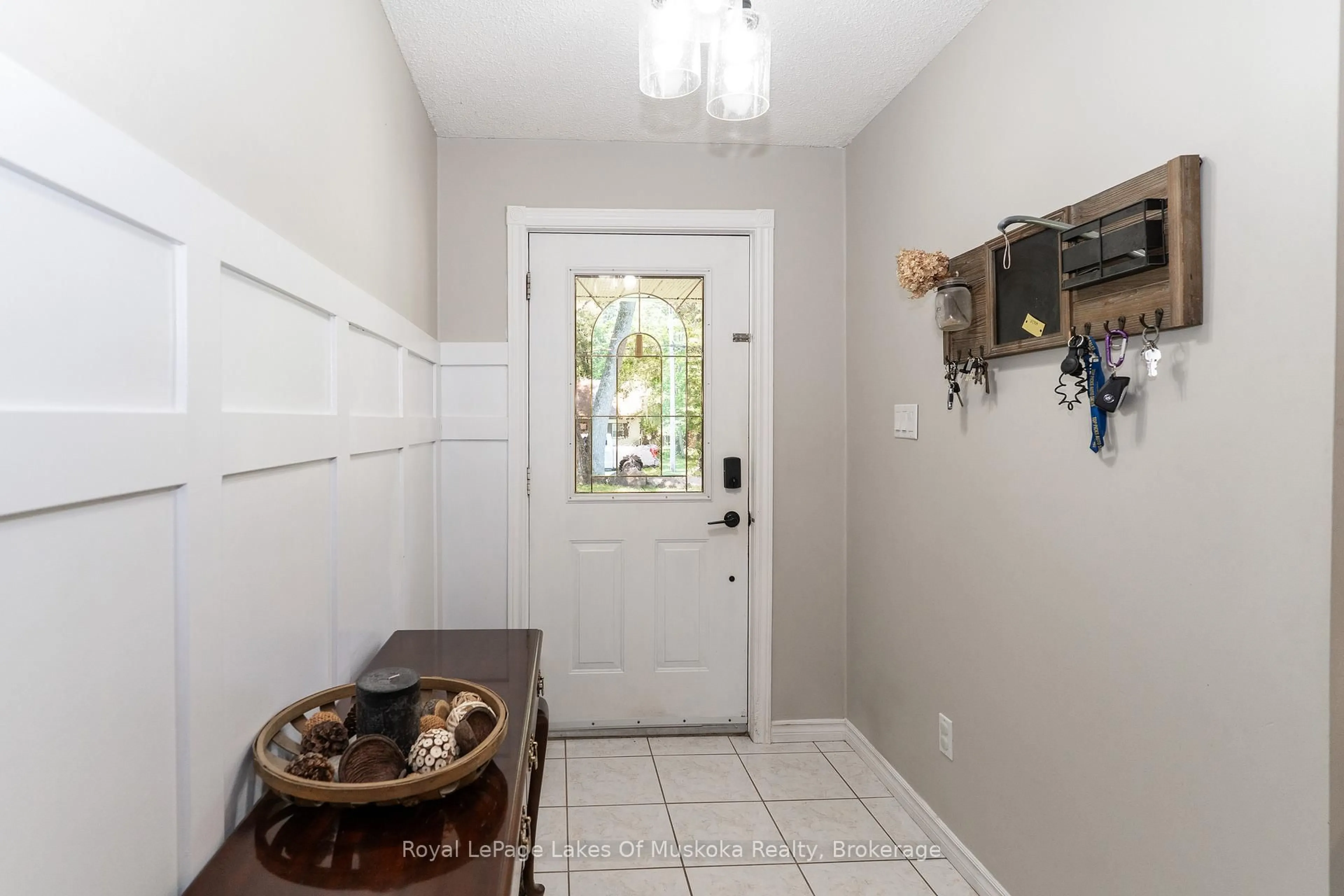 Indoor entryway for 220 Alexander St, Gravenhurst Ontario P1P 1A6