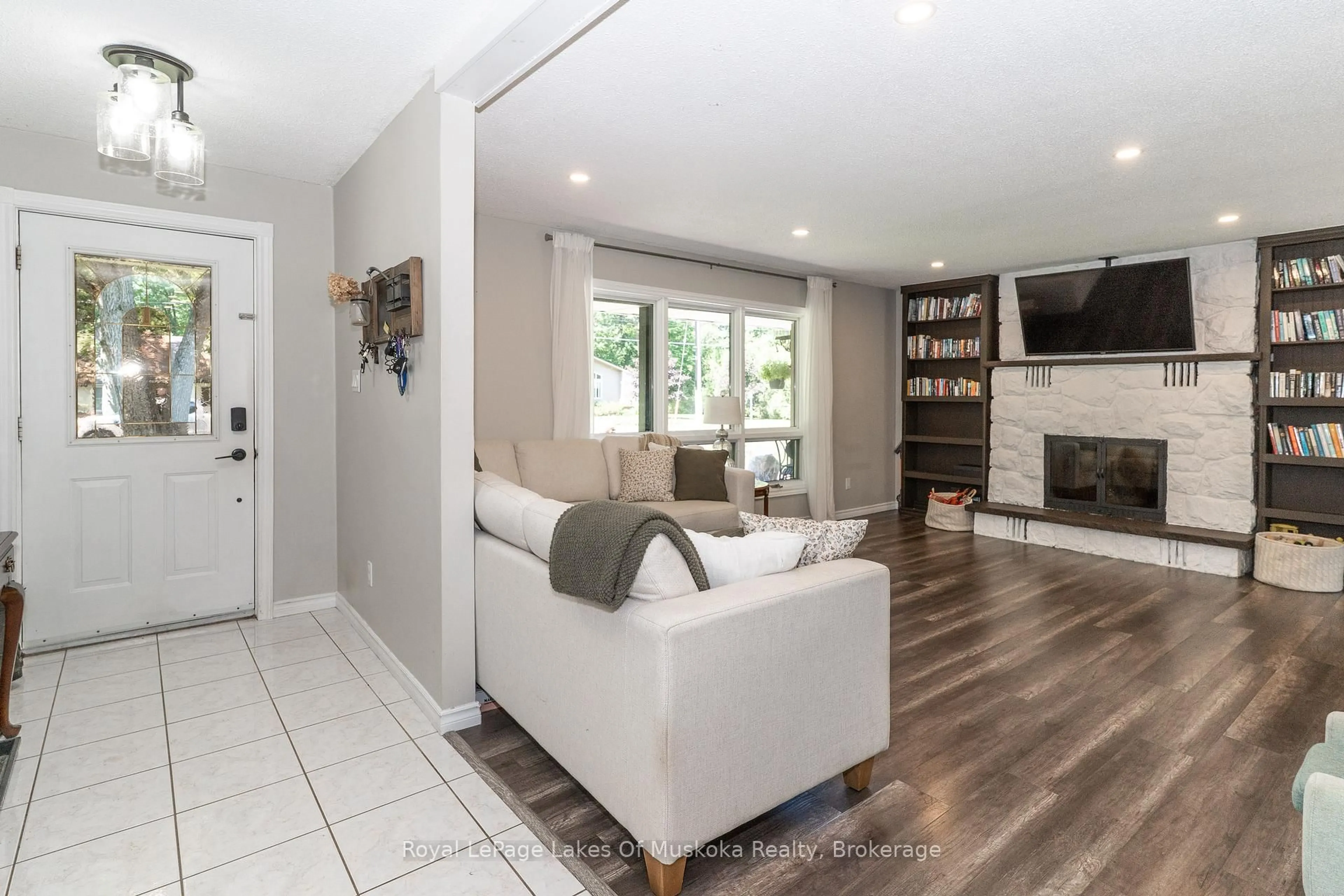 Living room with furniture, unknown for 220 Alexander St, Gravenhurst Ontario P1P 1A6