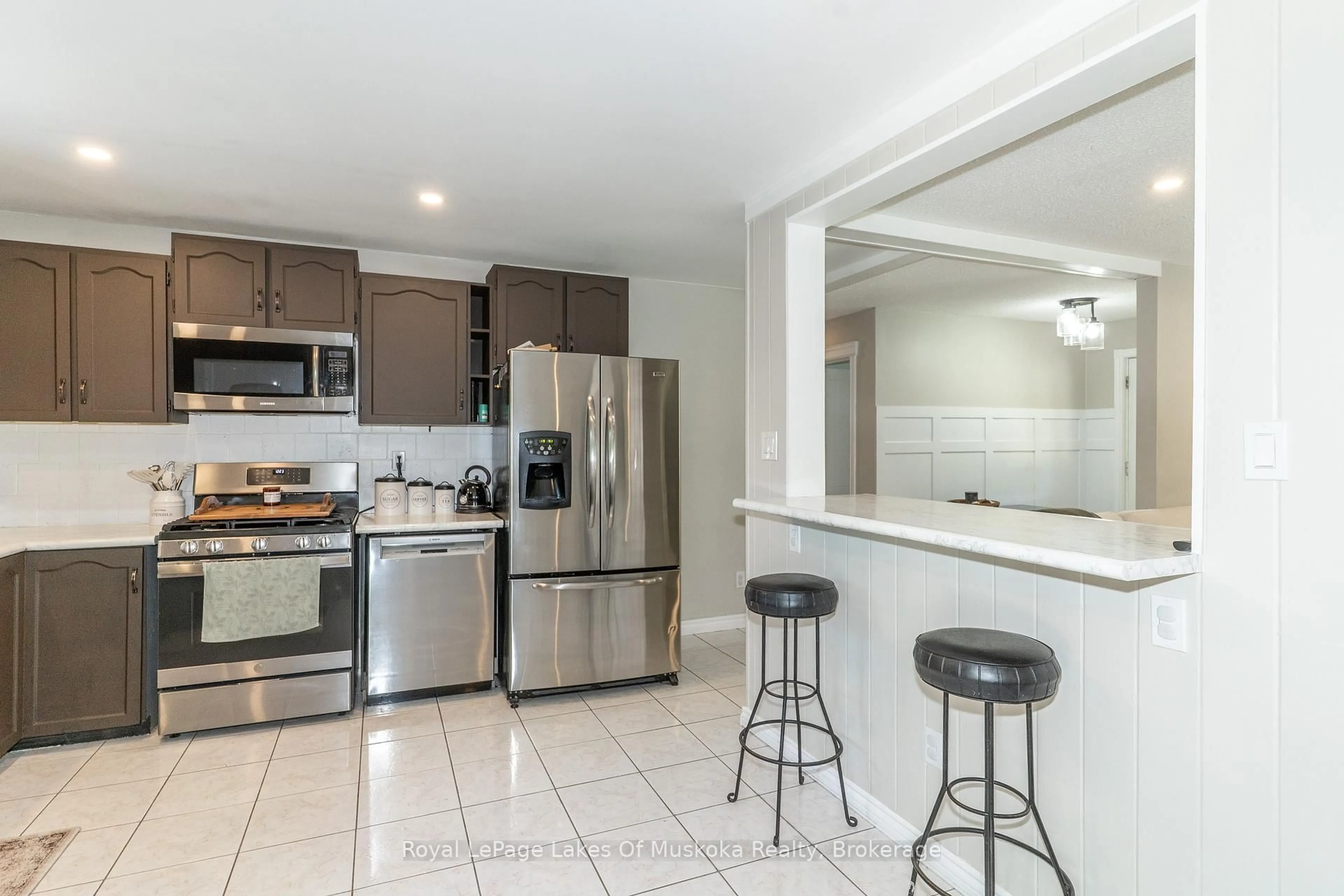 Open concept kitchen, ceramic/tile floor for 220 Alexander St, Gravenhurst Ontario P1P 1A6