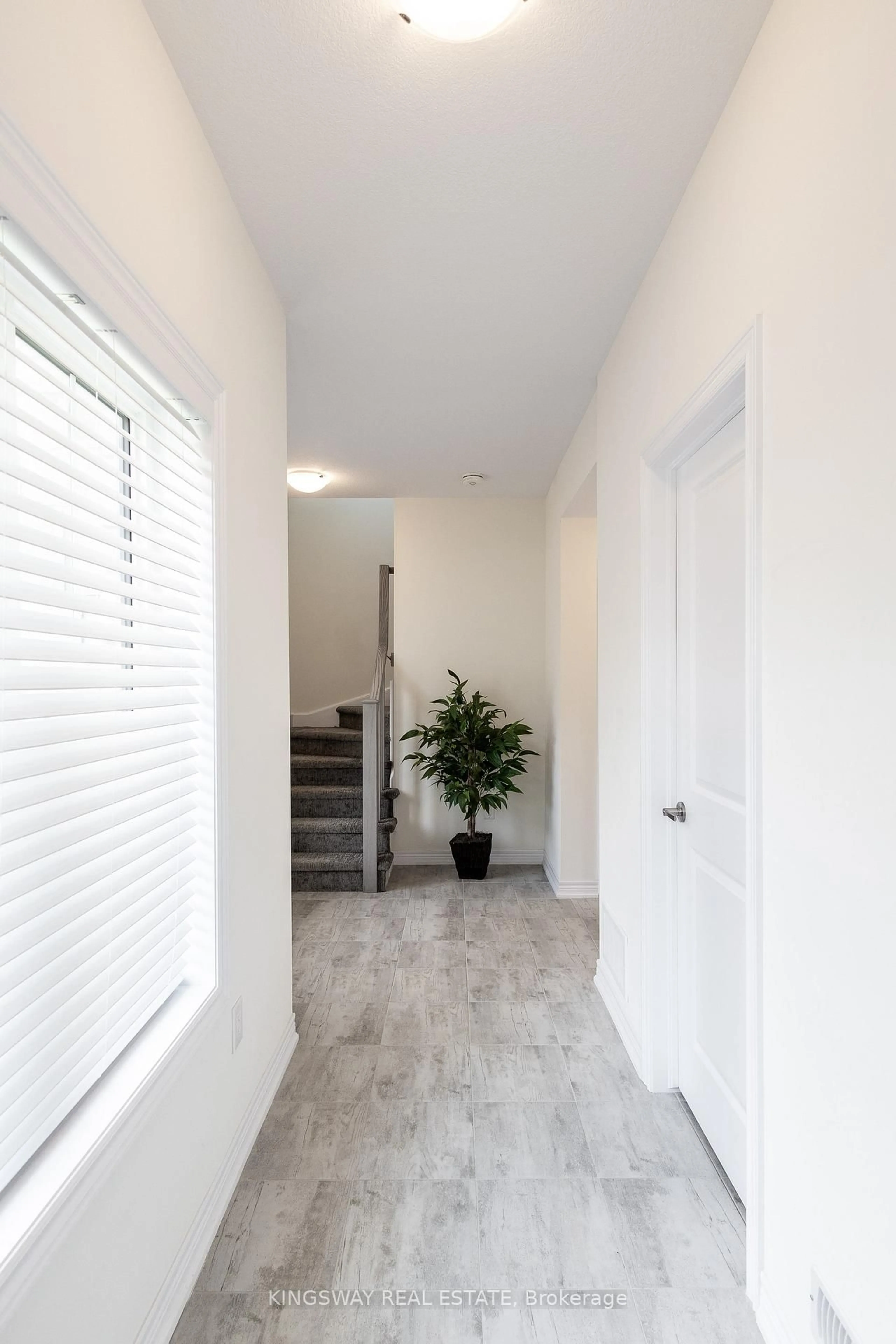 Indoor entryway for 100 Hollywood Crt #17, Cambridge Ontario N1R 8J8
