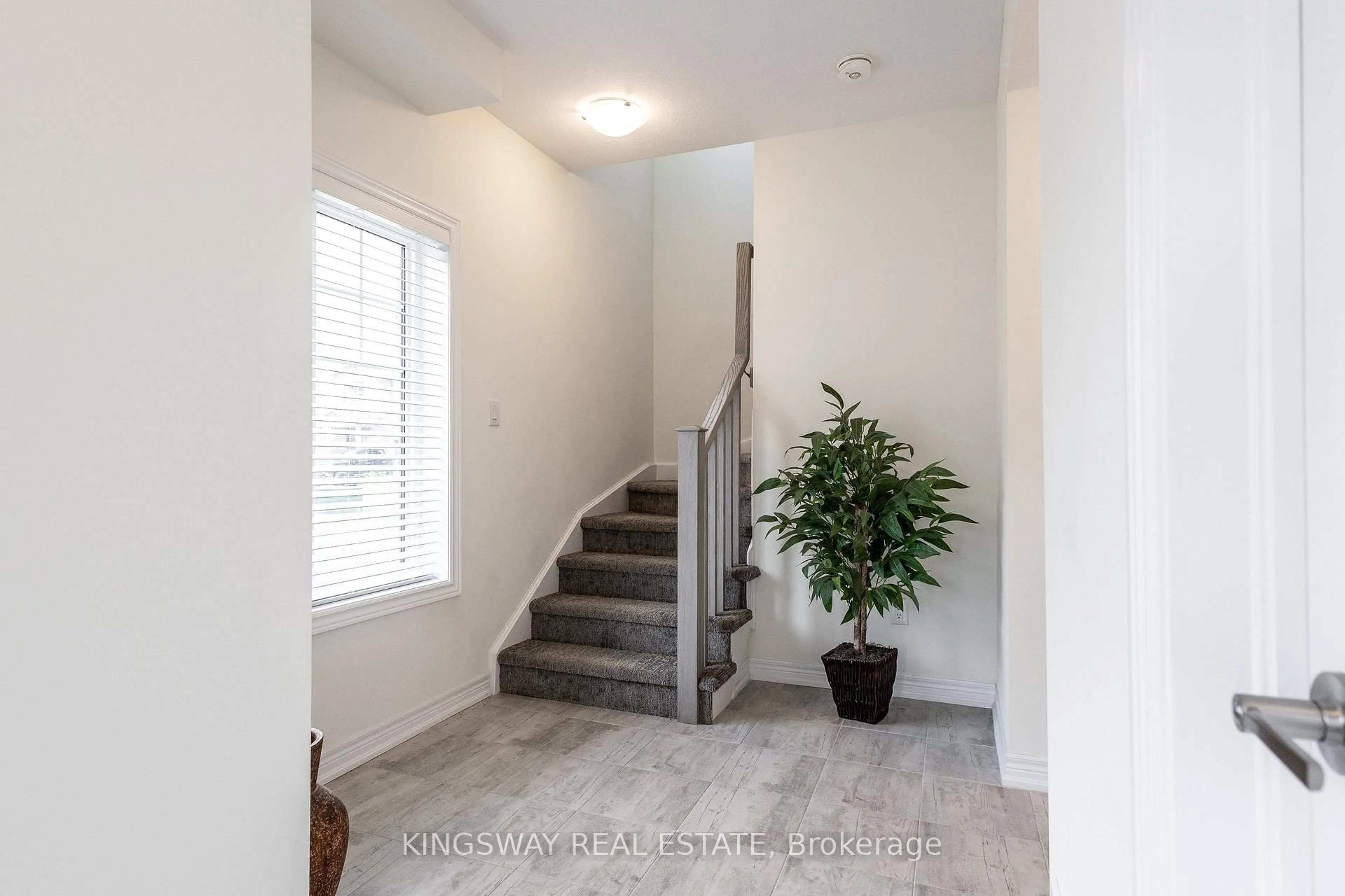 Indoor entryway for 100 Hollywood Crt #17, Cambridge Ontario N1R 8J8