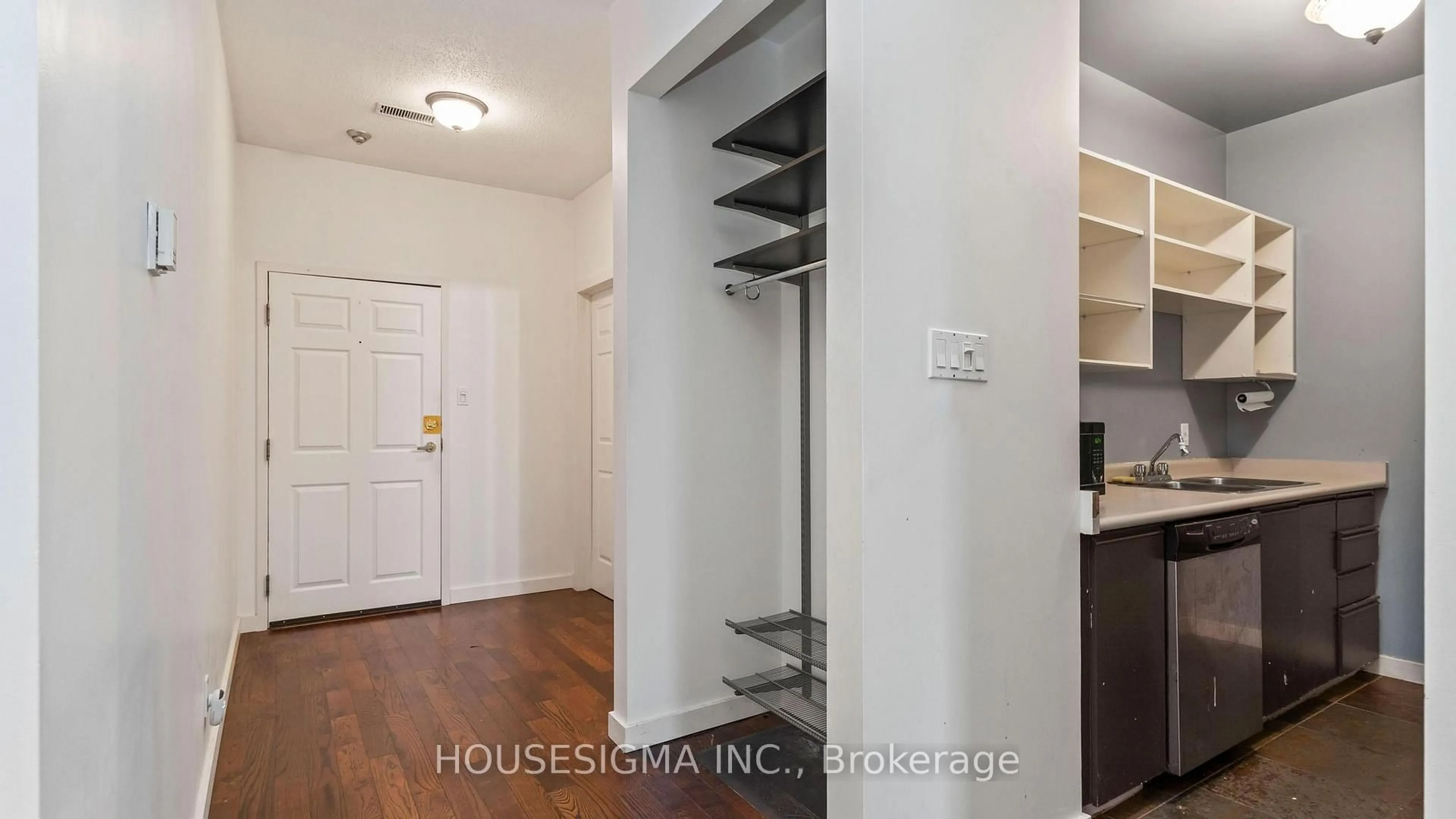 Indoor entryway for 272 Dundas St #204, London East Ontario N6B 1T6