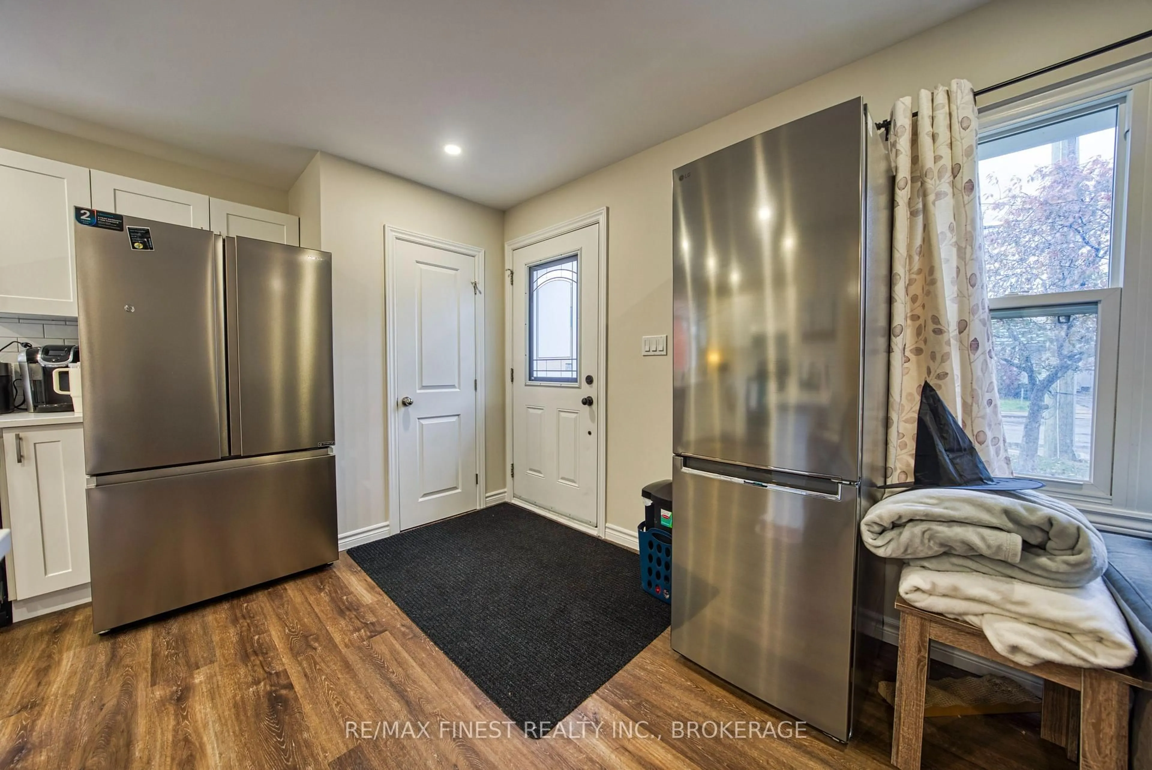 Indoor entryway for 430 Macdonnell St, Kingston Ontario K7L 4E4