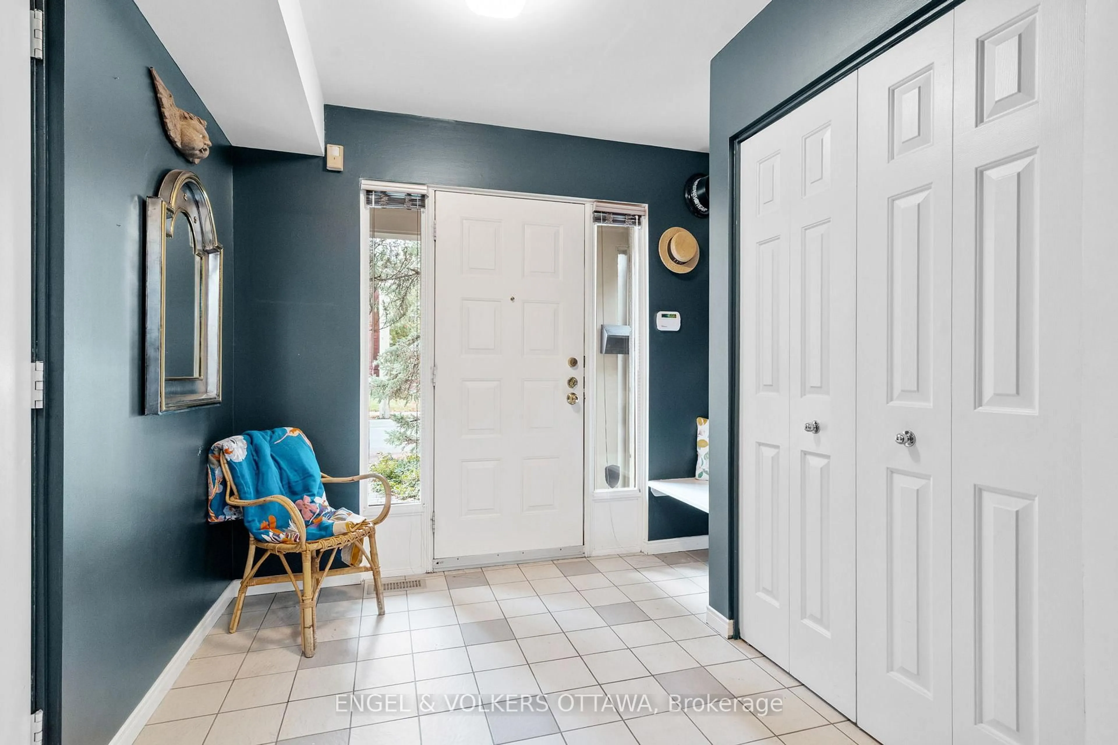 Indoor entryway for 29 Aylmer Ave, Ottawa Ontario K1S 2W8