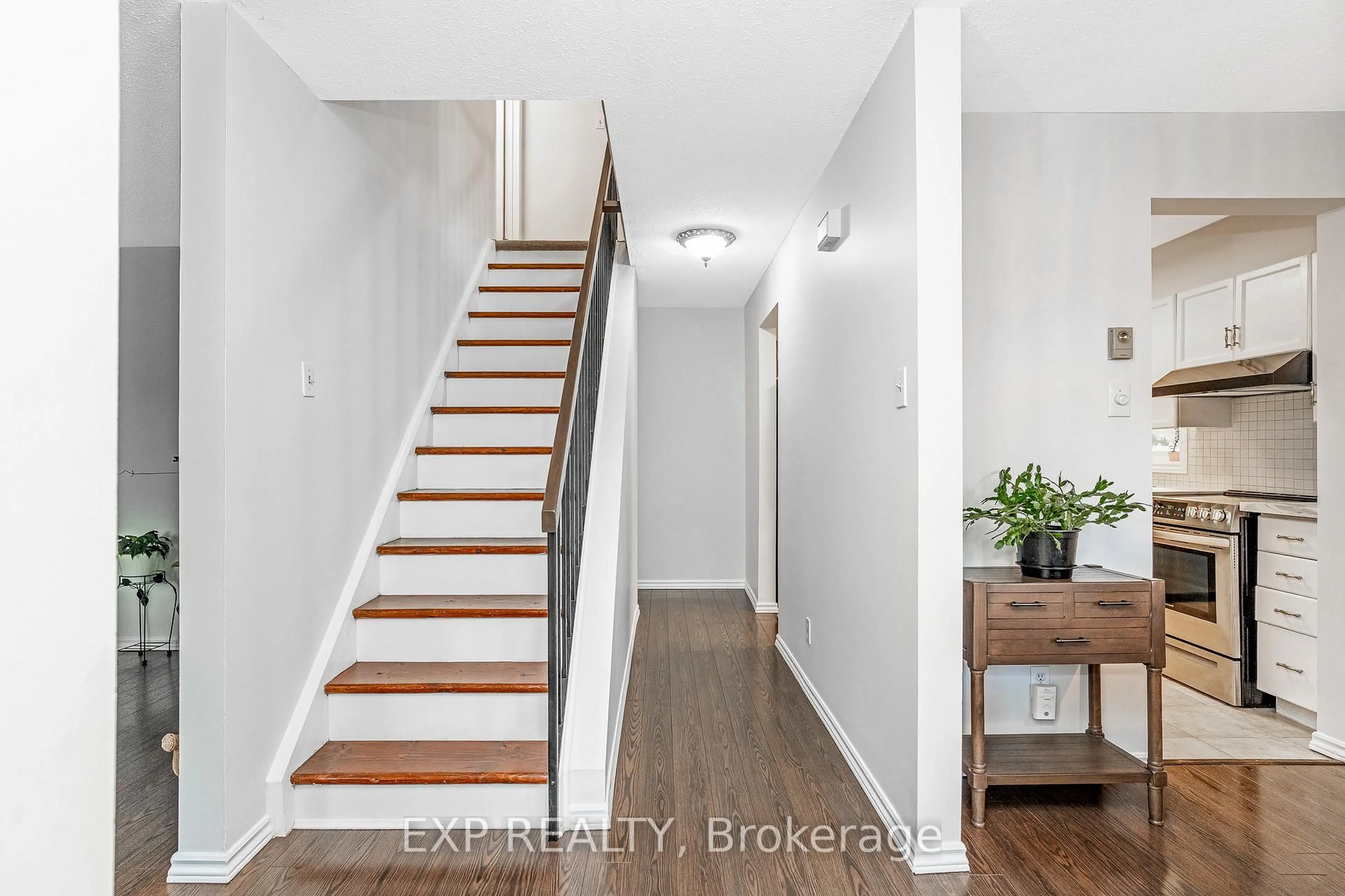 Indoor entryway for 1820 Marsala Cres #104, Orleans Ontario K4A 2E7