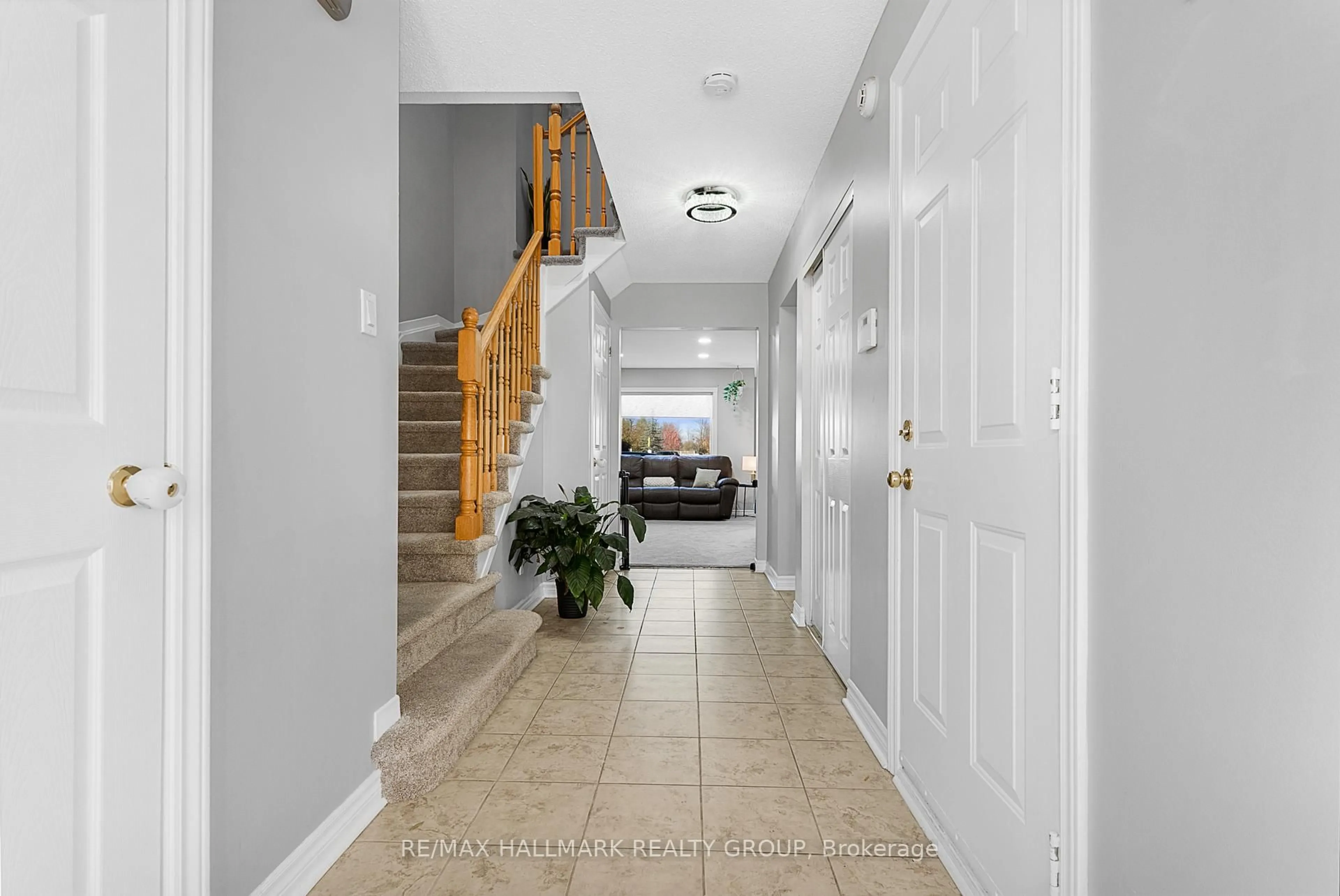Indoor foyer for 93 Cedarock Dr, Ottawa Ontario K2M 2H5