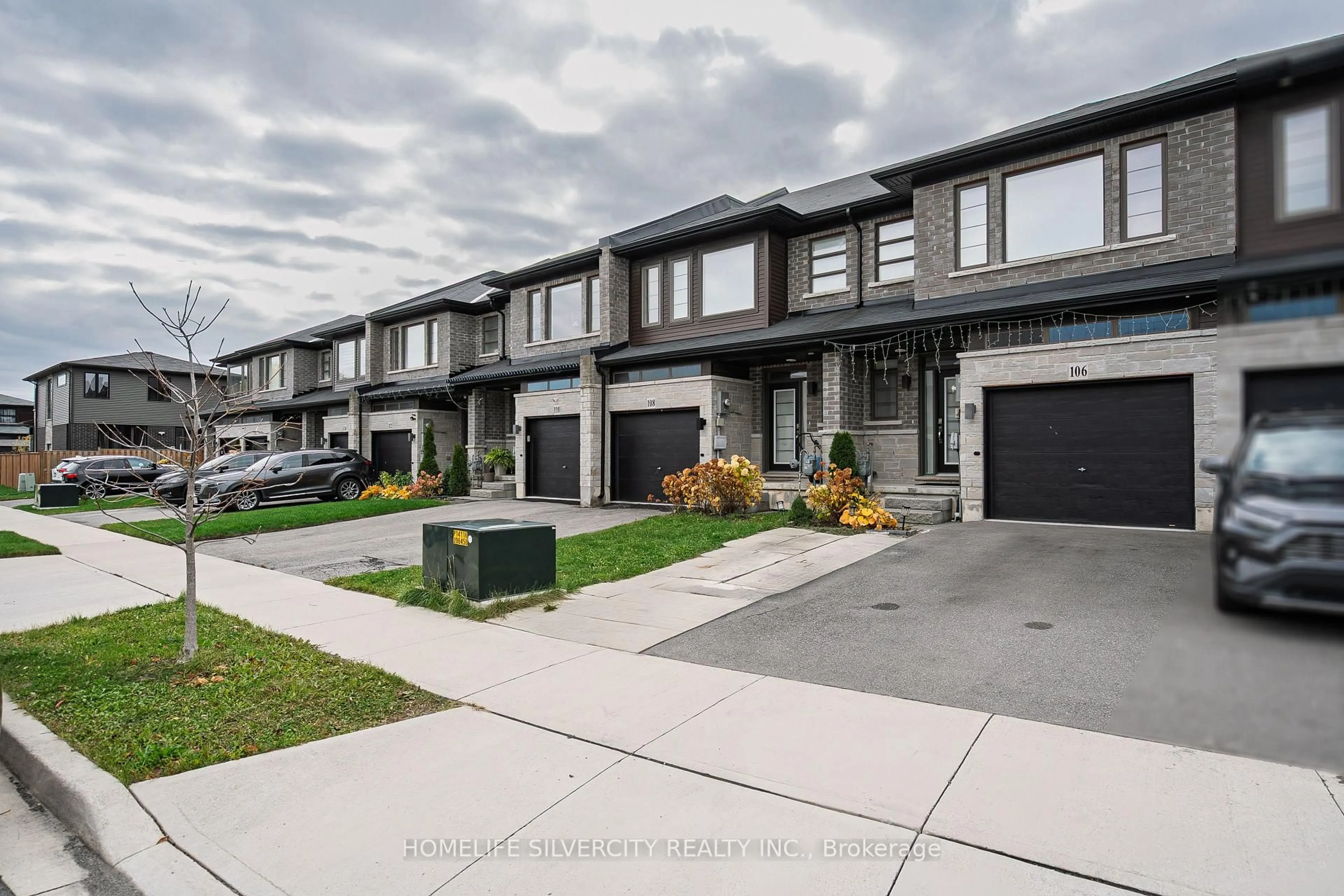 A pic from outside/outdoor area/front of a property/back of a property/a pic from drone, street for 106 Columbus Gate, Hamilton Ontario L8J 0L3