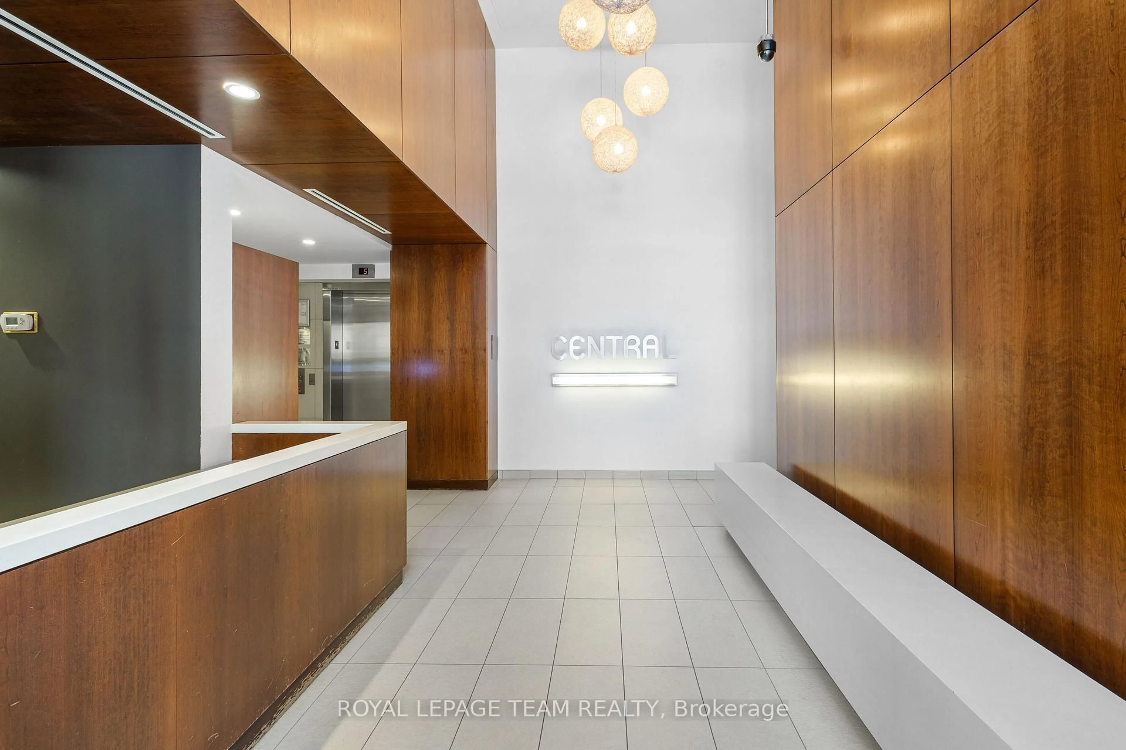 Indoor foyer for 354 Gladstone Ave #608, Ottawa Ontario K2P 0R4