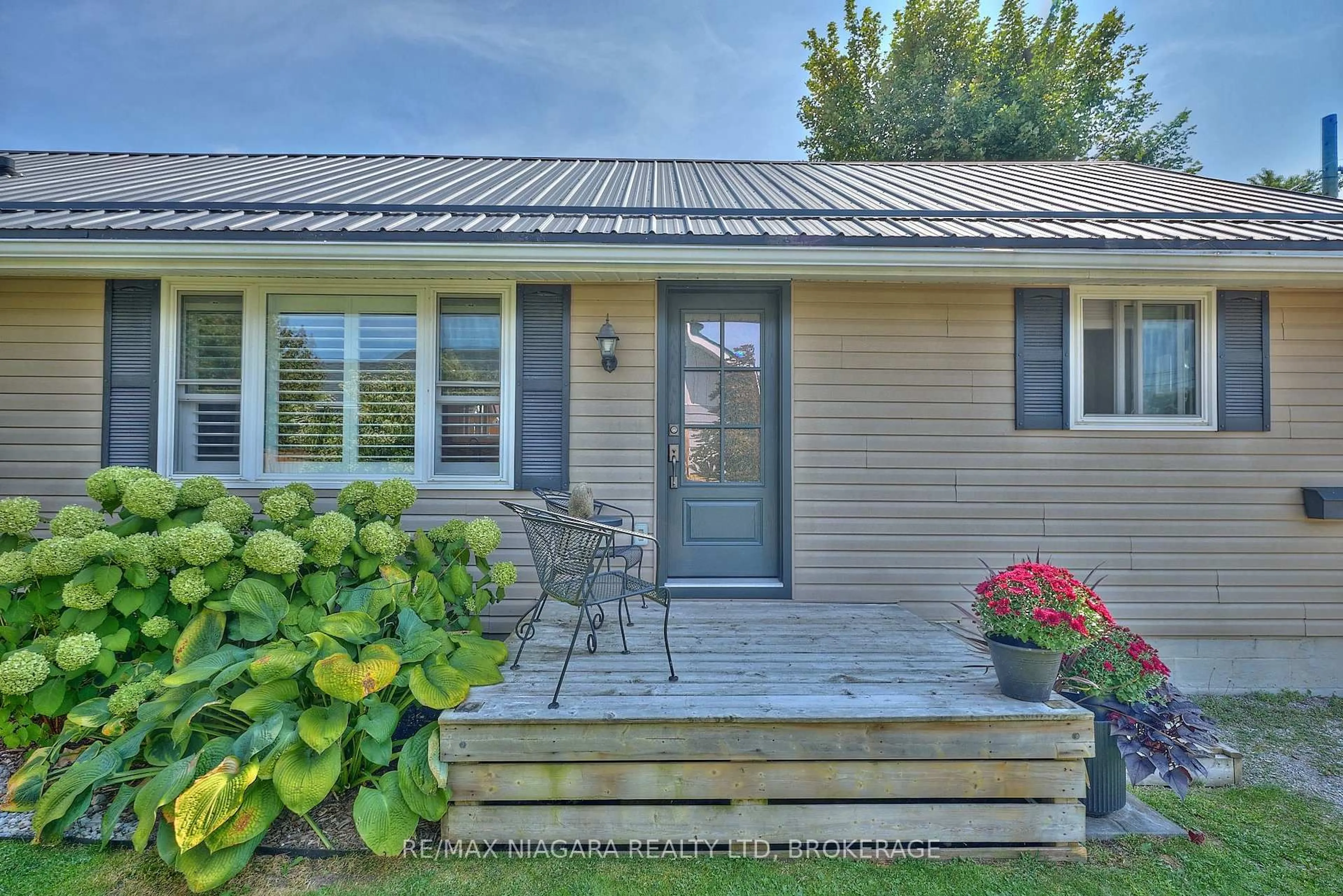 Home with vinyl exterior material, unknown for 334 Leask Ave, Fort Erie Ontario L2A 4L4