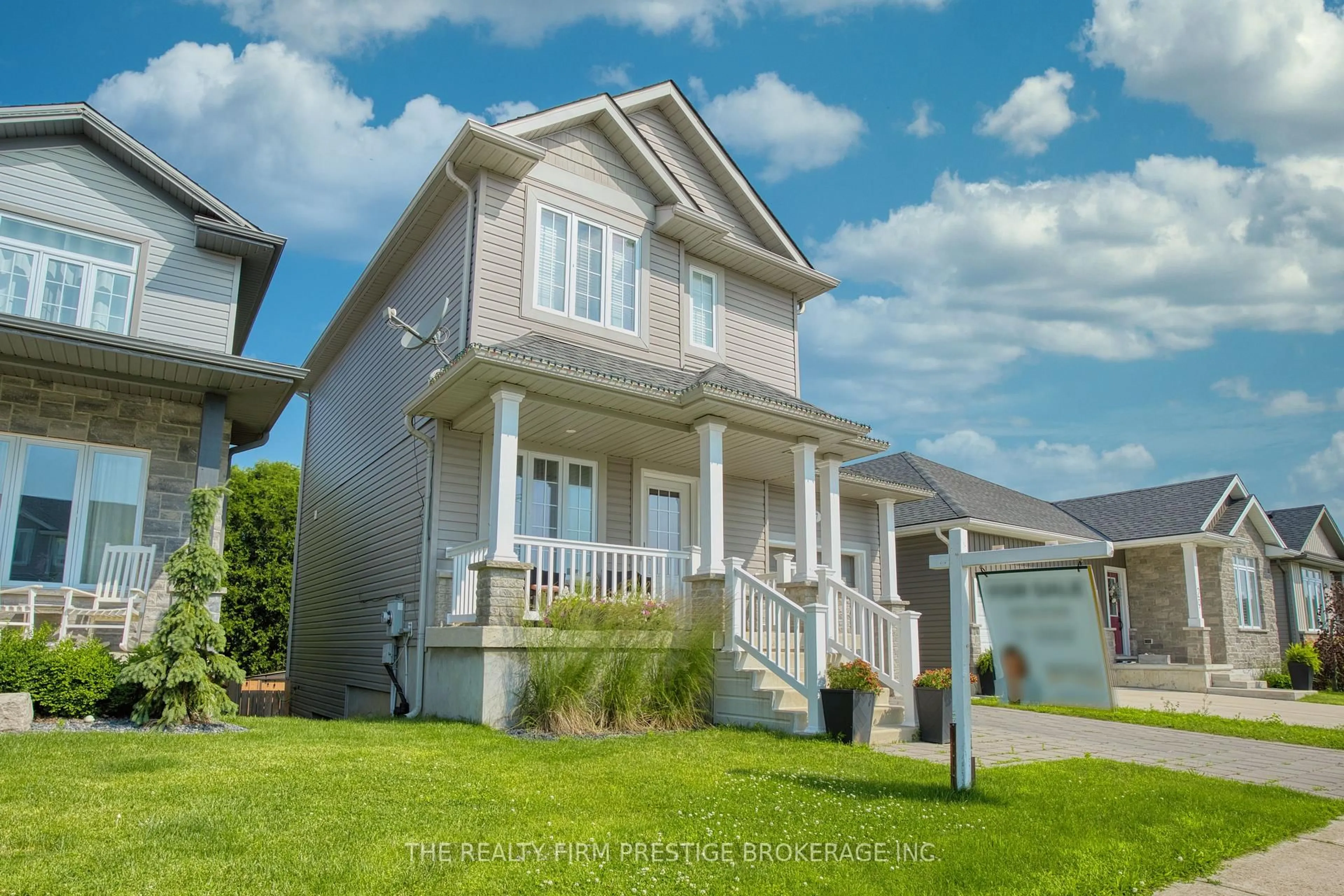 Home with vinyl exterior material, street for 27 WILLIS Ave, Strathroy-Caradoc Ontario N7G 0B6