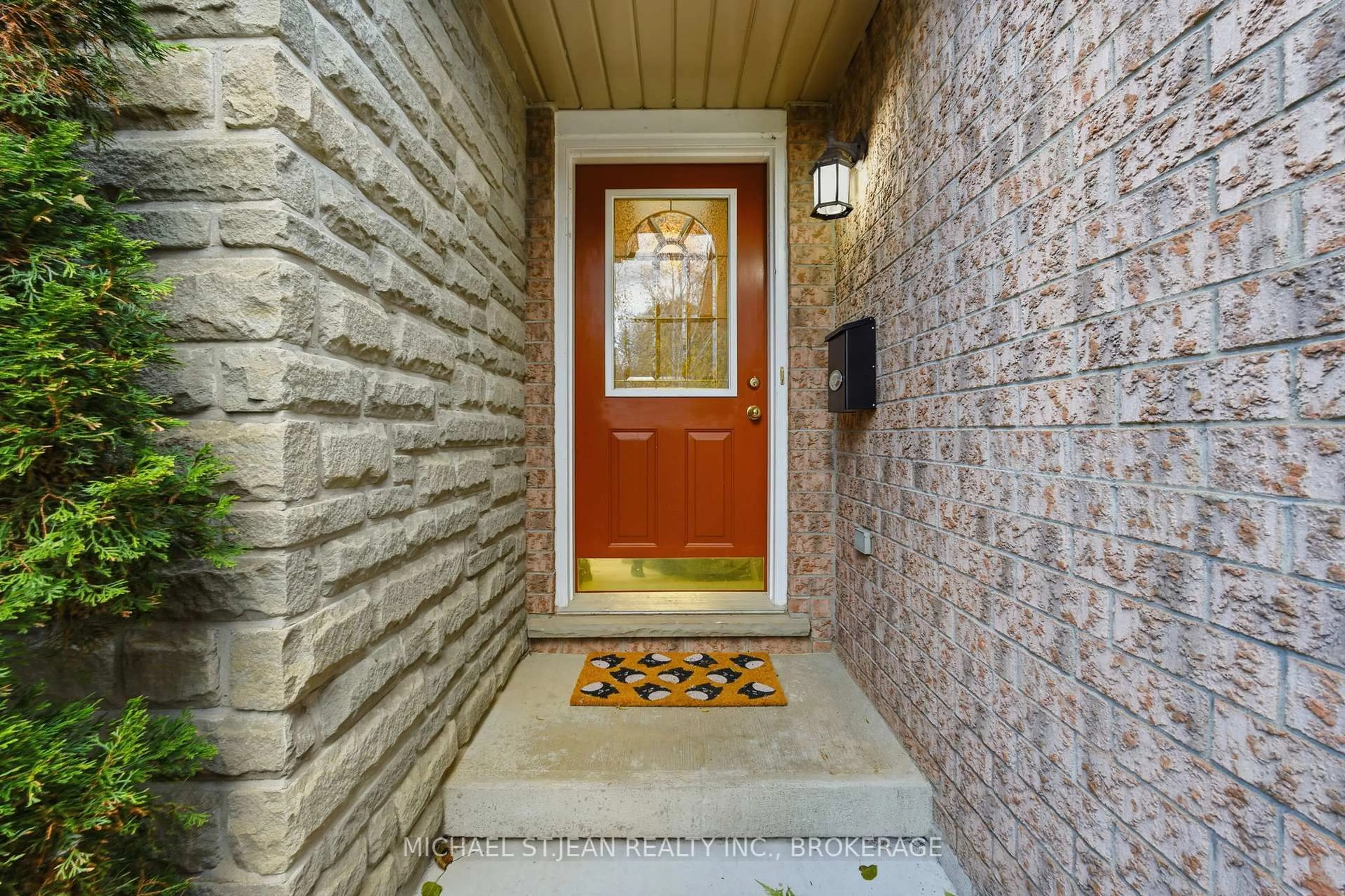 Indoor entryway for 120 York St, Centre Wellington Ontario N0B 1S0
