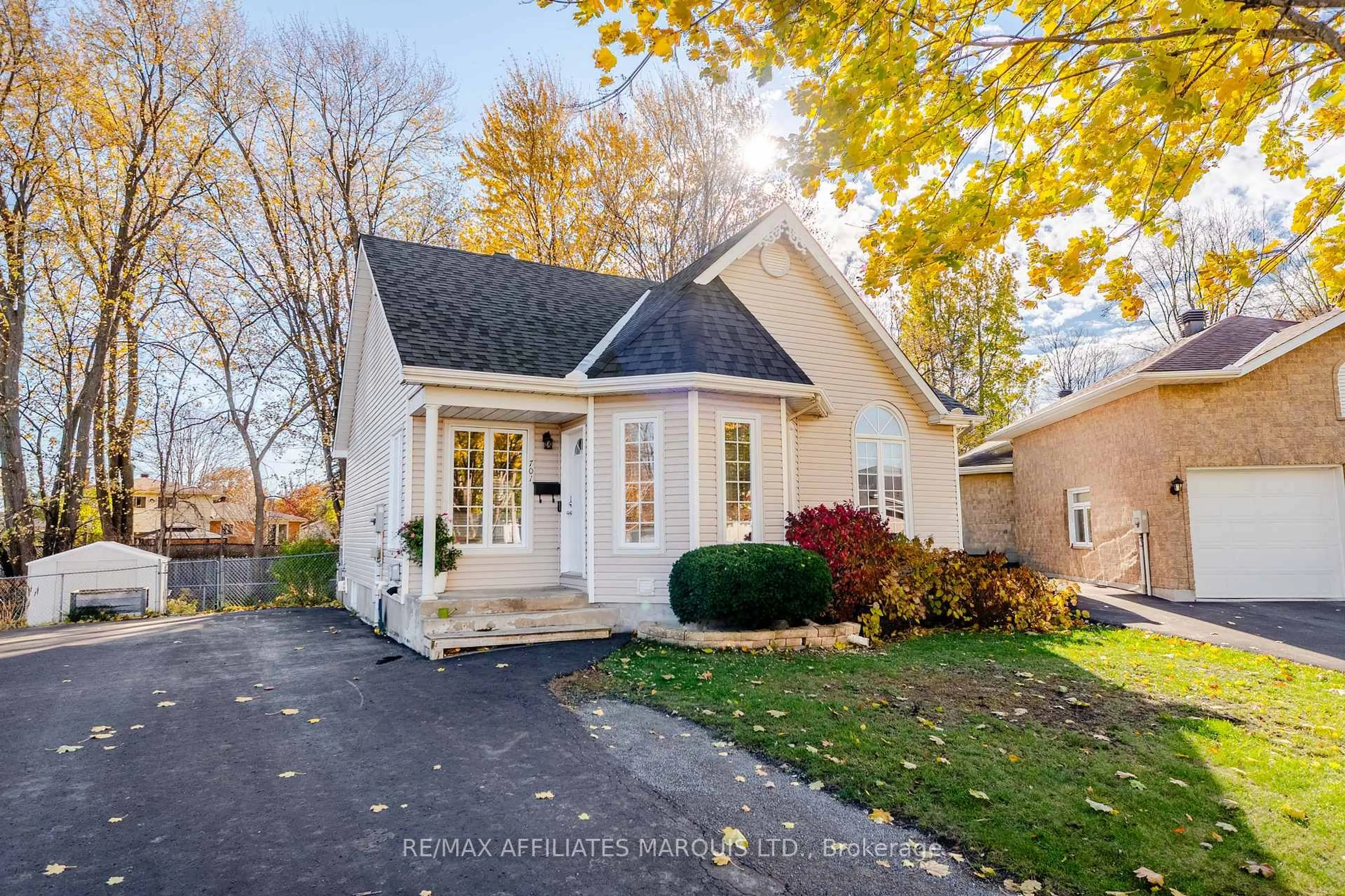 Home with vinyl exterior material, street for 701 Robin Crt, Cornwall Ontario K6H 7N4