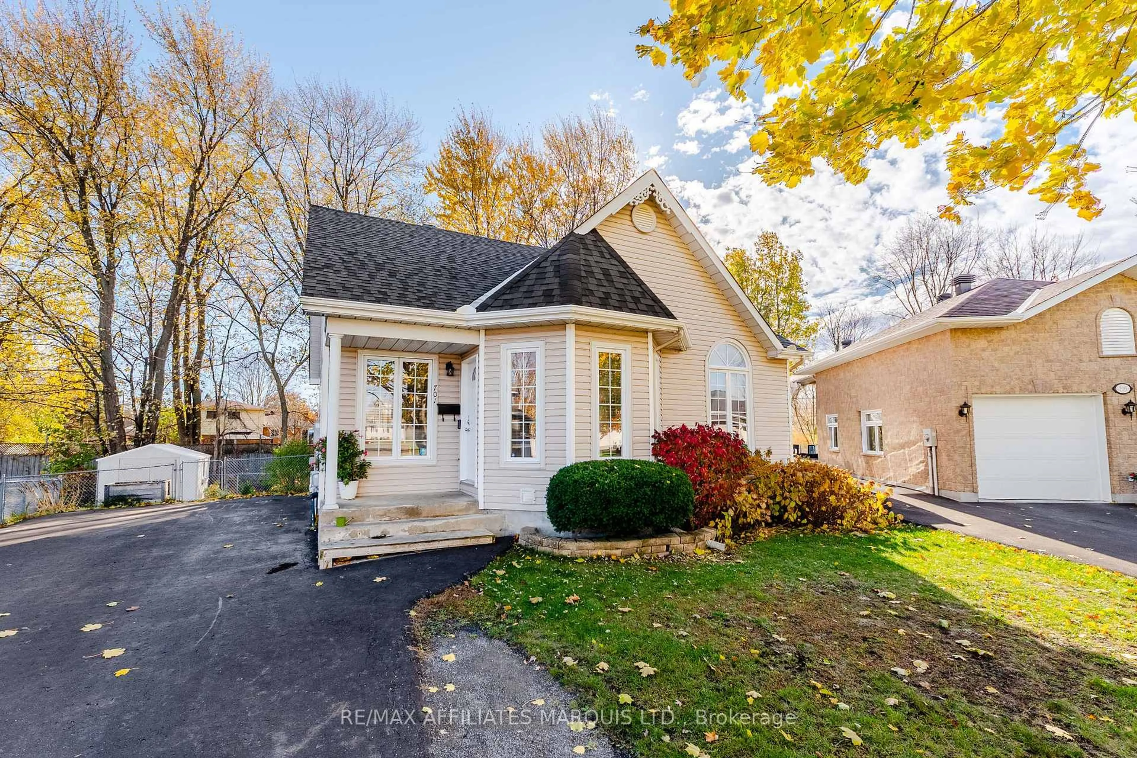 Home with vinyl exterior material, street for 701 Robin Crt, Cornwall Ontario K6H 7N4