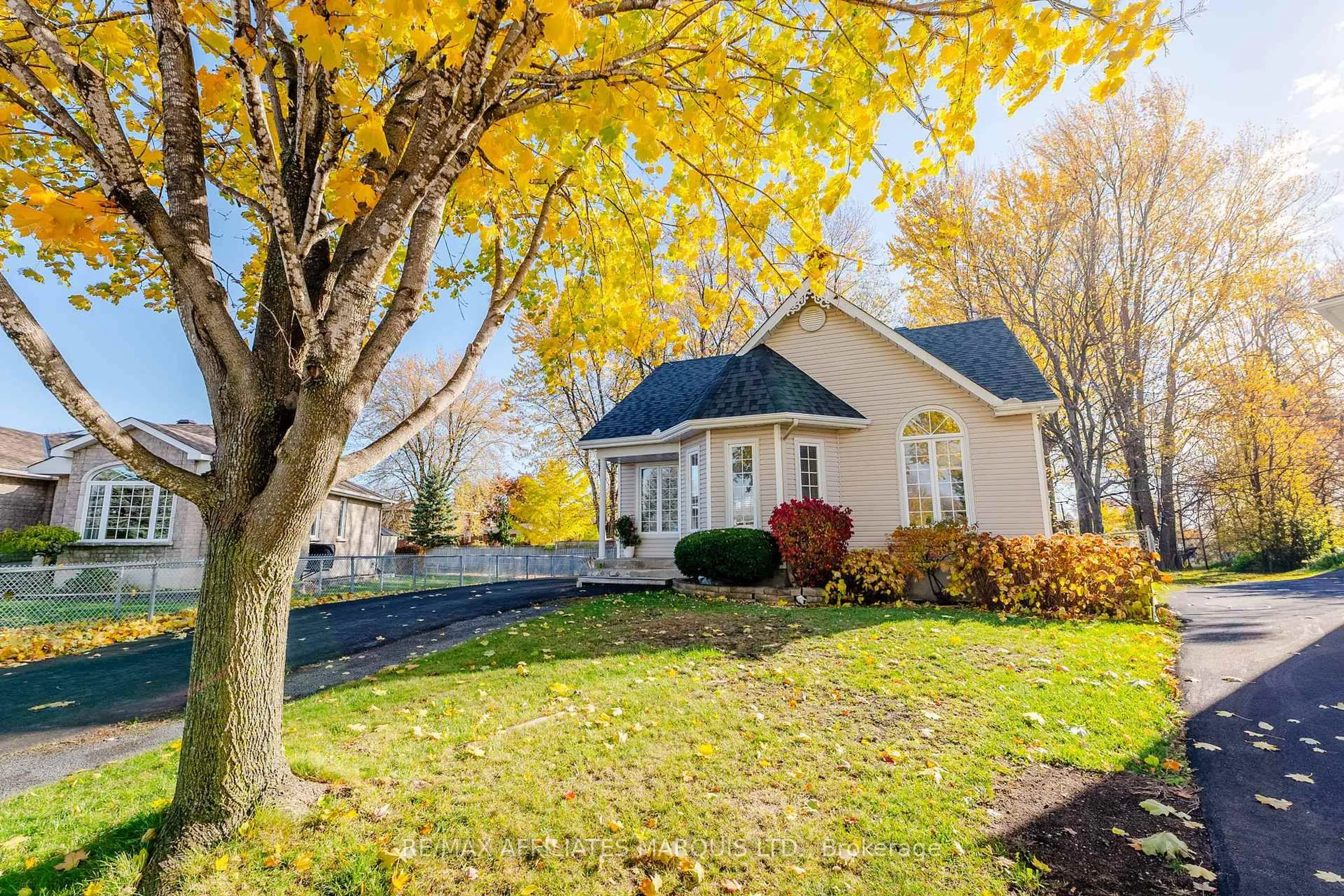 Home with vinyl exterior material, street for 701 Robin Crt, Cornwall Ontario K6H 7N4