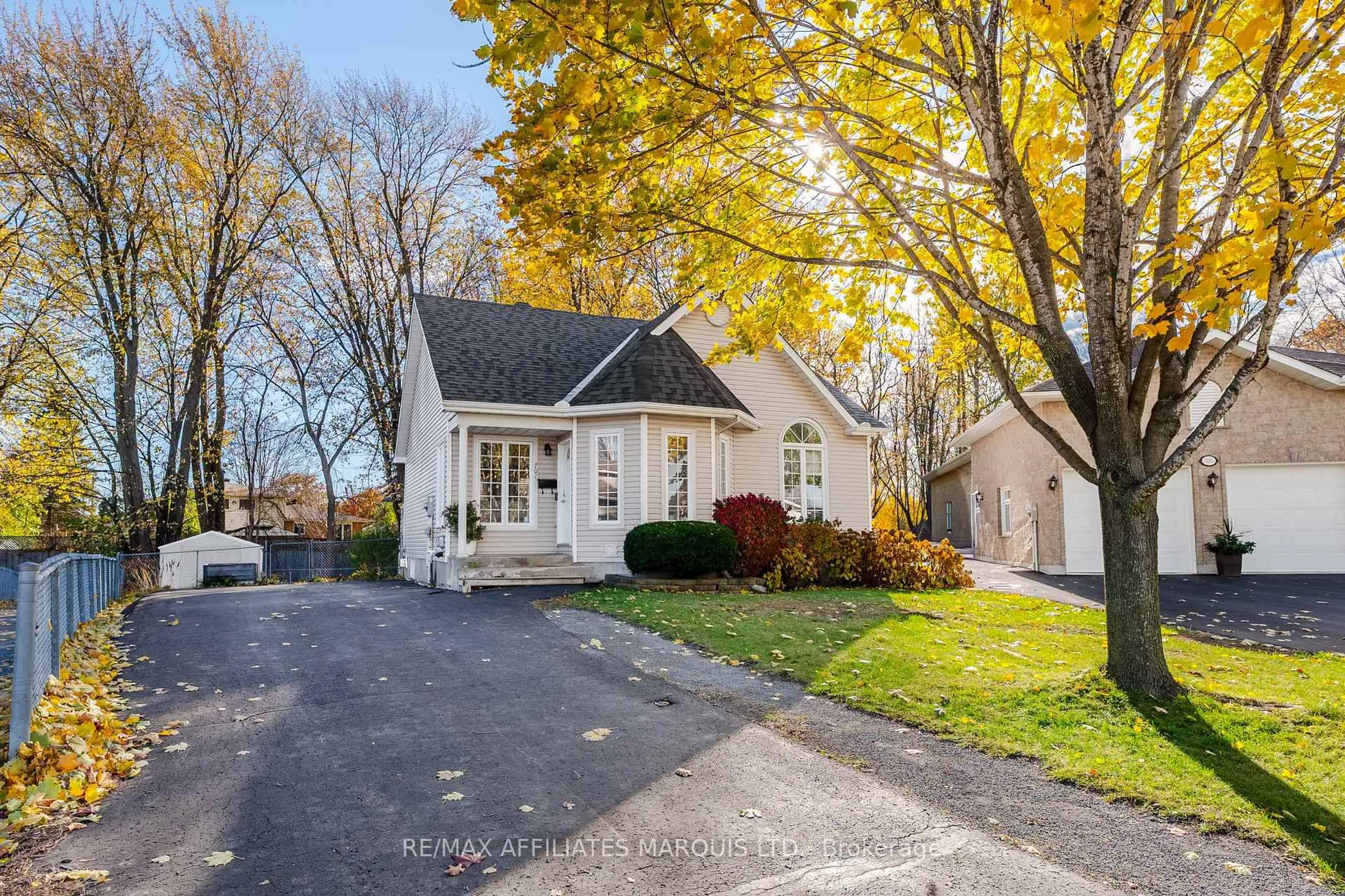 Home with vinyl exterior material, street for 701 Robin Crt, Cornwall Ontario K6H 7N4